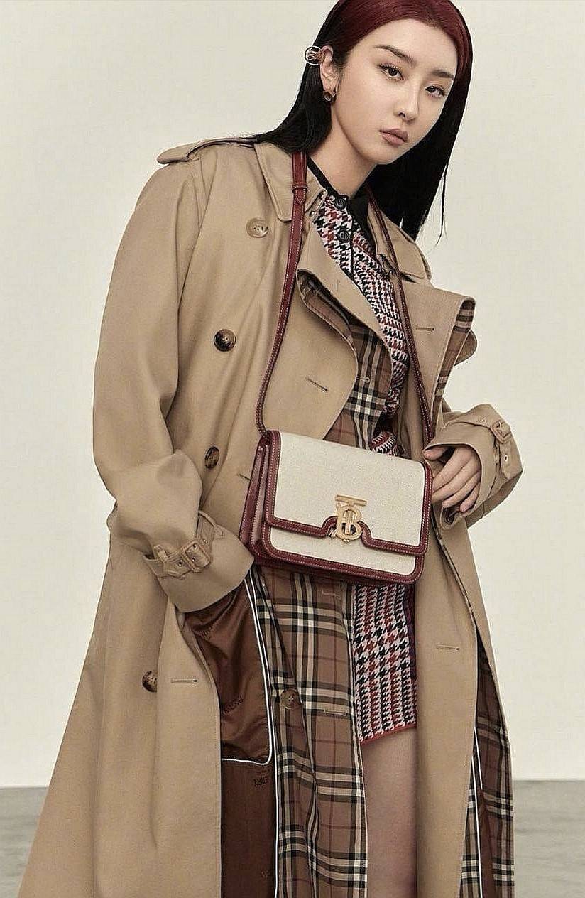 BURBERRY FRAGRANCES CROSSBODY BAG VIP GIFT WITH PURCHASE (GWP) พรีเมี่ยมกิ๊ฟ Limited Edition จากน้ำหอม BURBERRY วัสดุ Canvas & Leather ทรงเหลี่ยมสวยหรูอยู่ทรงมีโลโก้แบรนด์ด้านหน้า เปิดปิดด้วยฝาปิดมีสัญลักษณ์รูปตัวB ภายในมีช่องแบ่งเป็นสัดส่วนสามารถใส่มือถื