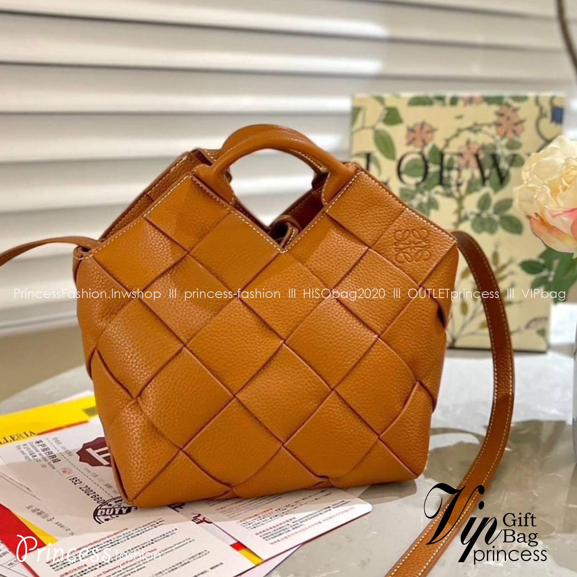 LOEWE WOVEN BASKET LEATHER BAG 20cm กระเป๋าสะพายถักทอด้วยความปราณีต ขนาดกำลังดีจุได้แบบเน้นๆ วัสดุหนังอย่างดีเต็มใบ หรูเลิศ