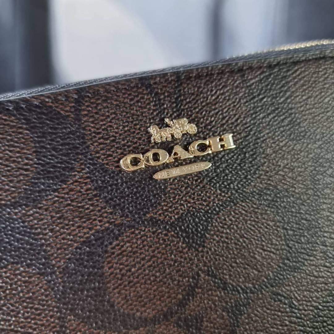COACH F57468 PHONE WALLET IN SIGNATURE COATED CANVAS กระเป๋าสตางค์ถนอมมือถือ!! 2IN1 สุดๆ ใส่โทรศัพท์ ใส่เงิน ใส่บัตร ครบถ้วน!! จบในใบเดียวจ้า ขนาดกำลังเหมาะมือ วัสดุหนังแคนวาสเคลือบลาย คุณภาพดี สาวๆมีไว้ติดตัวสักใบ ไม่ผิดหวังจ้า