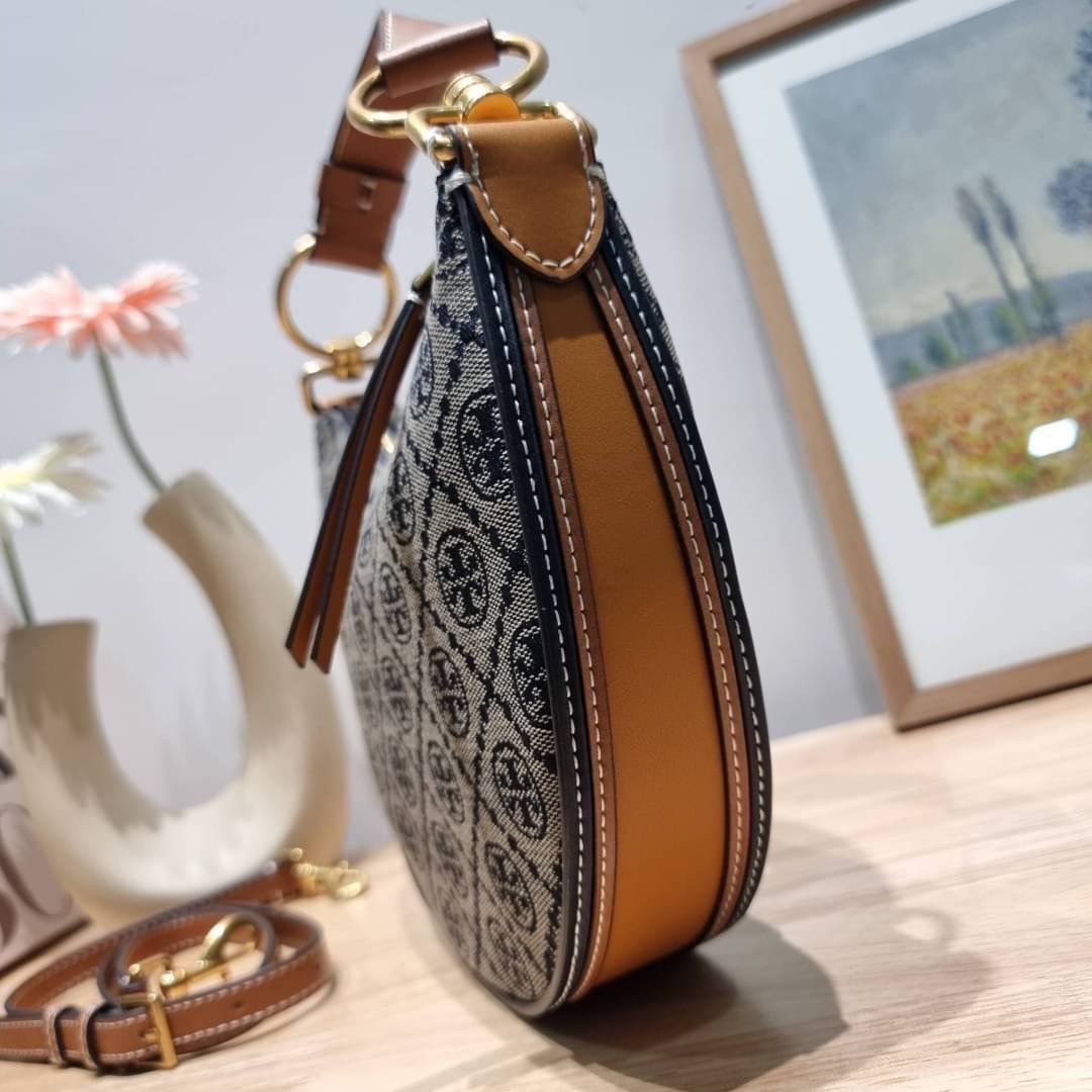 Tory Burch T Monogram Mini Crescent Bag / TORY BURCH T MONOGRAM MINI JACQUARD CRESCENT BAG ร้อนแรงกว่านี้ไม่มีแล้ว กับไอเท็มที่เซเลปรีวิวเยอะมาก!! สาวๆตามหากันไปอีก กระเป๋าทรง half moon ที่ดีไซน์บนผ้า jacquard ลวดลายซิกเนเจอร์ เรียบหรู ผู้ดีมากแม่!