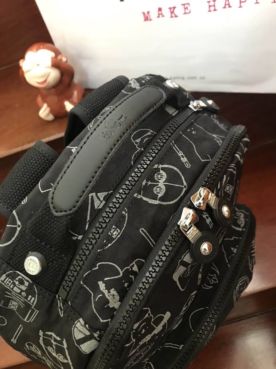 Kipling Seoul Go Star Wars Small Printed Backpack Limited edition กระเป๋าเป้ Collection Star wars สกรีนลาย star wars ทั้งภายนอก และภายใน ด้านหน้า มีช่องซิปด้านข้างมีช่องเล็กซ้ายขวา ภายในกว้างจุได้เยอะ แบ่งช่องเป็นสัดส่วน มาพร้อมพวงกุญแจลิง มบนี้จะใช้ไปเรี