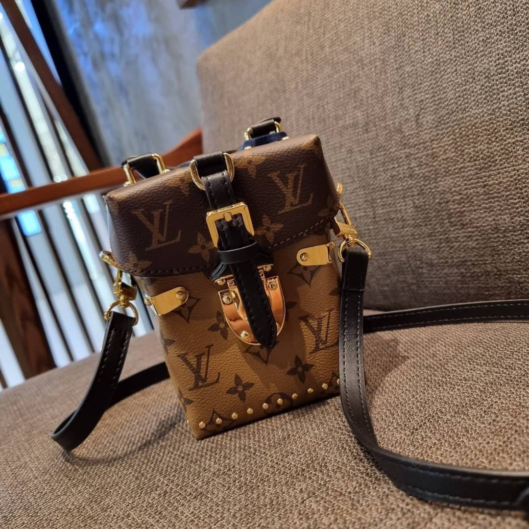LV CROSSBODY BOX BAG / LV Reverse Monogram Camera Box Bag กระเป๋าถือ/สะพายวีไอพีพรีเมี่ยม สวยหรูทุกมุม ตกแต่งเพิ่มดีเทลด้วยหมุด วัสดุหนังแคนวาสคุณภาพ เปิดปิดด้วยตัวบีบล็อค แน่นหนา มีหูจับในตัว และสายสะพายข้างมาให้ ภายในเป็นช่องโล่ง ใส่มือถือได้ทุกรุ่น มาพ