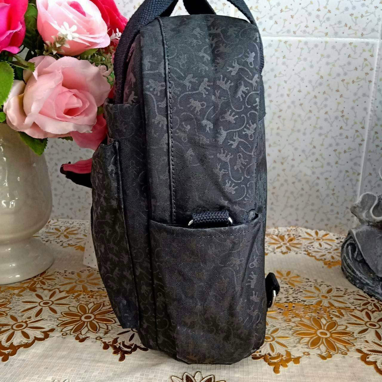 KIPLING 2WAYS MINI BACKPACK 👍กระเป๋าสะพาย2Wayรุ่นใหม่วัสดุ Nylon & Polyester 100% 👍หูหิ้วมีลายปั้มแบรนด์ 👍สายสะพายยาวเลื่อนปรับได้ถอดได้ 👍สามารถถือหรือสะพายได้ จะสะพายไหล่ สะพายเฉียง Crossbody หรือจะคล้องสายเป็นเป้สะพายหลัง