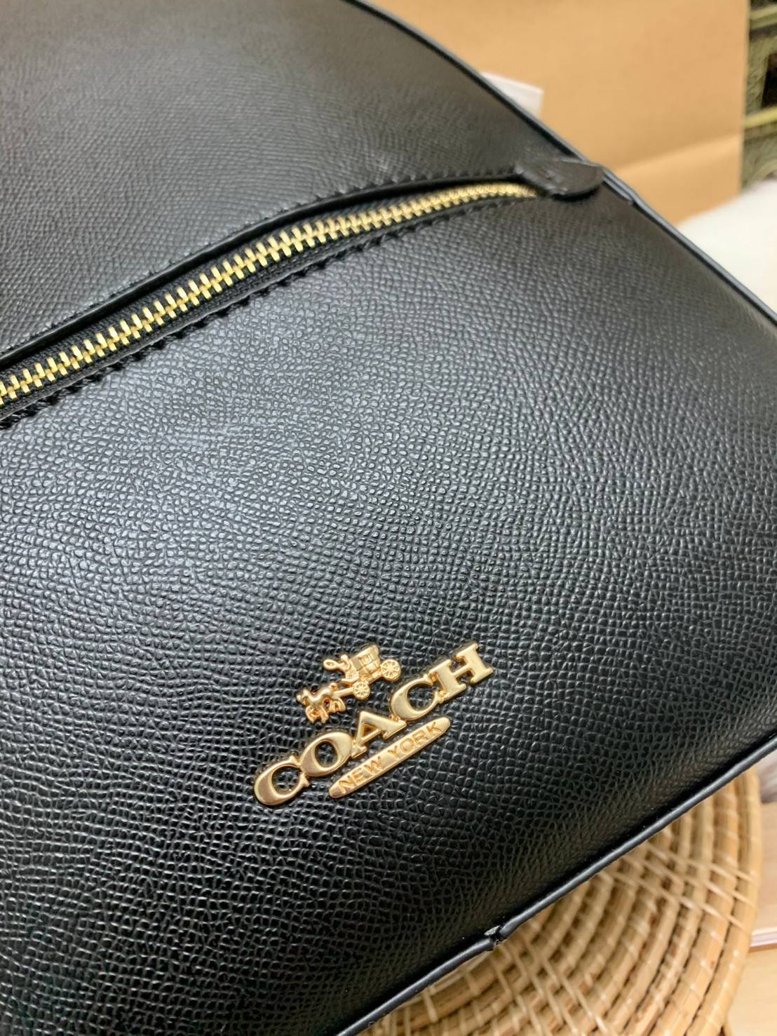 COACH JORDYN BACKPACK IN BLOCKED SIGNATURE ((76622//76624//76715)) พร้อมส่ง กระเป๋าสะพายหลังแบบมีหูหิ้ว หนังแท้ หนังนิ่มอย่างดีเลยค่า ด้านหน้ามีช่องซิปหนึ่งช่องสำหรับใส่ของจุกจิกนะคะ เปิดปิดช่องหลักแบบซิปคู่ หัวซิปมีหนังห้อยมาให้ ภายในกระเป๋าโล่งใส่สัมภาร