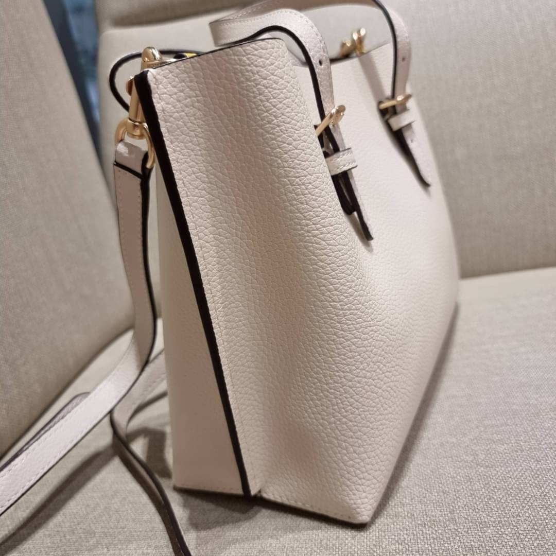 OUTTLET 】COACH MOLLIE TOTE 25 (C4250 C4084) น้องคนสวยอีกหนึ่ง!! กระเป๋าโท้ทไซส์เล็กที่สาวๆหลงรัก ดีไซน์คลาสสิคเหมือนเดิม เพิ่มเติมคือสะดวกขึ้นเยอะ!! ย่อส่วนมาจากใบใหญ่เป๊ะๆ น่ารักน่าใช้มากๆ วัสดุหนัง crossgrain ทนทาน ใช้งานง่าย เรียบหรูดูดีม้าก!! ภายในโล่