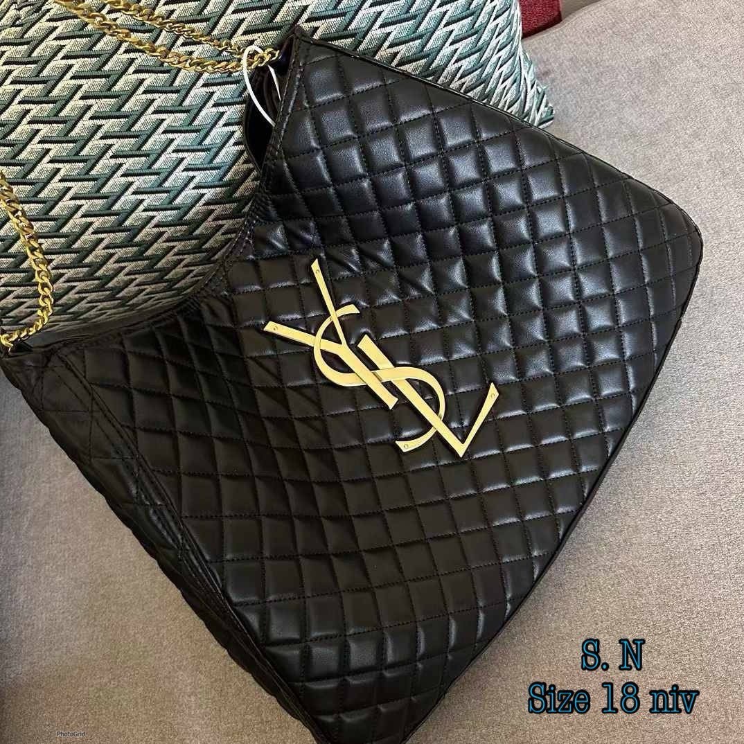YSL Tote Bag On Chain สวยไม่ซ้ำใคร ใหม่ที่สุด กับกระเป๋าสะพายทรงโท้ทใบใหญ่ มาพร้อมสายสะพายโซ่และโลโก้สีทองสวยหรูโดดเด่น จุของได้เยอะมาก สะพายไปเที่ยว ไปถ่ายรูปเก๋ๆก็เลิศ