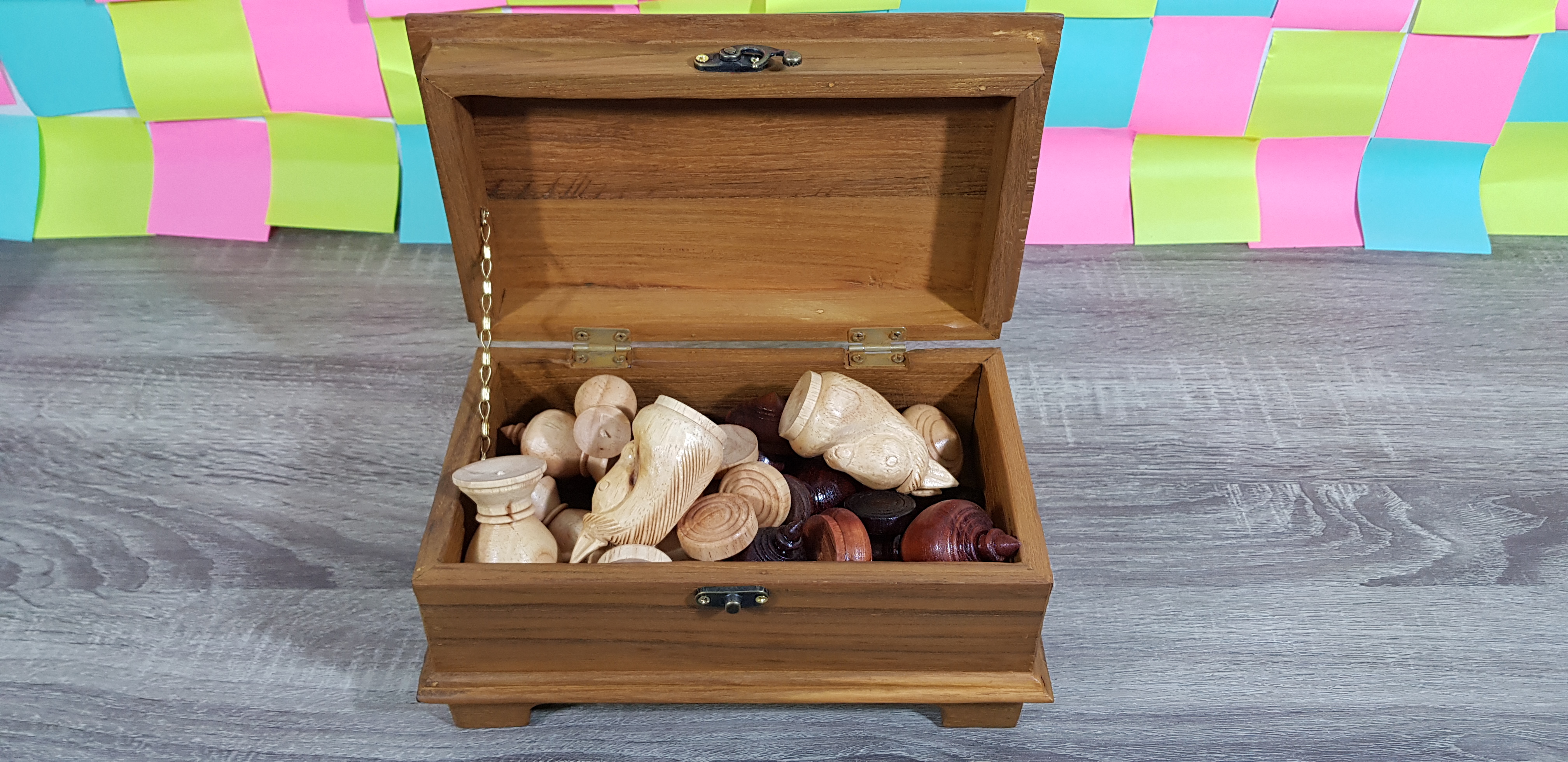 ตัวหมากรุกไทยชุดราเธยะพร้อมกล่องหีบทรงสี่เหลี่ยมไม้สัก