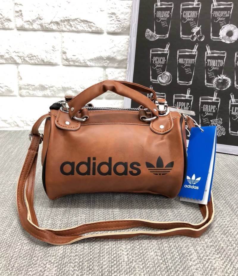 Adidas mini shoulder bag and messenger bag 2018 พร้อมส่ง กระเป๋าสะพายข้างแนว Sport วัสดุ pu หนังนิ่ม น้ำหนักเบาค่ะ ใช้ได้ทั้งด้านหน้าและหลังค่ะ ตัวกระเป๋าสกรีนโลโก้แบรนด์ เปิดปิดกระเป๋าแบบซิป ภายในโล่ง กว้างสามารถใส่มือถือได้ กระเป๋าสตางค์ใบเล็กได้ หรือขอ