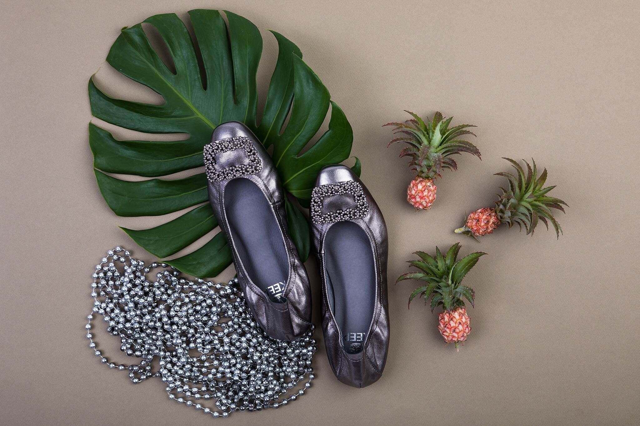 New In กับรองเท้า KEEP รุ่น BALELA FLAT SHOES ดีเทลรองเท้า = รองเท้า หนังแกะแท้ทั้งคู่ ( ด้านนอก และ ซับในด้านใน ) ผิวสัมผัสละเอียด ใส่แล้วสบายเท้ามากๆ มากๆค่า =รุ่นนี้ หน้าเท้ากระชับเก็บรูปเท้า เน้นช่วงเท้าเรียวขึ้น = พื้นรองเท้า เสริมแผ่นรองเท้า หนา - น