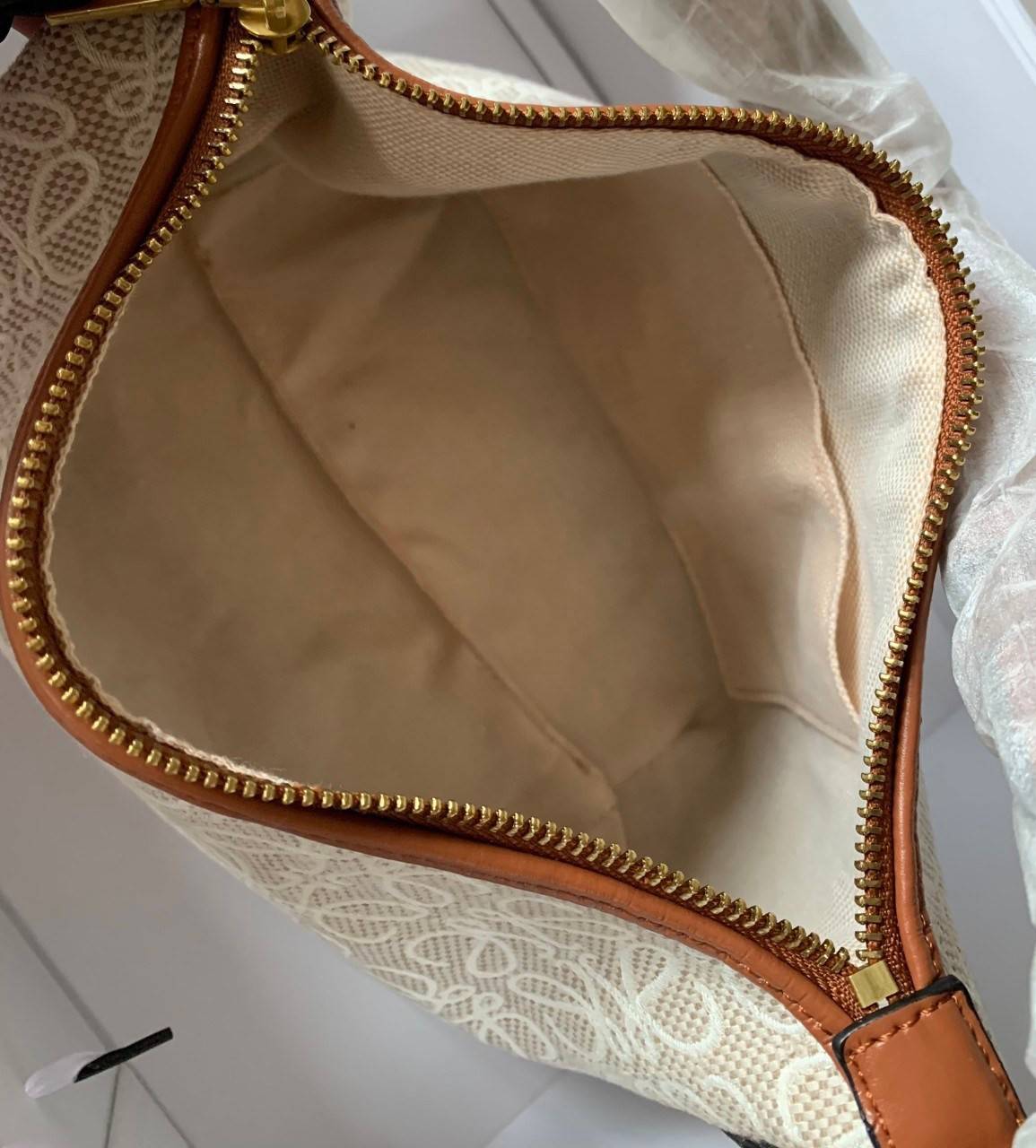 LOEWE CANVAS BAG VIP GIFT WITH PURCHASE (GWP) พรีเมี่ยมกิ๊ฟ Limited จาก LOEWE HAUTE PARFUME DUTYFREE COUNTER วัสดุ CANVAS ตัดหนังแท้ ดีไซน์ทรงยอดฮิตประจำปีเลย! ปักโลโก้แบรนด์บนผ้าทั้งใบเป็นเอกลักษณ์ เปิดปิดด้วยซิปยาวภายในโล่งกว้าง ใส่กระเป๋าสตางค์ยาว มือถ