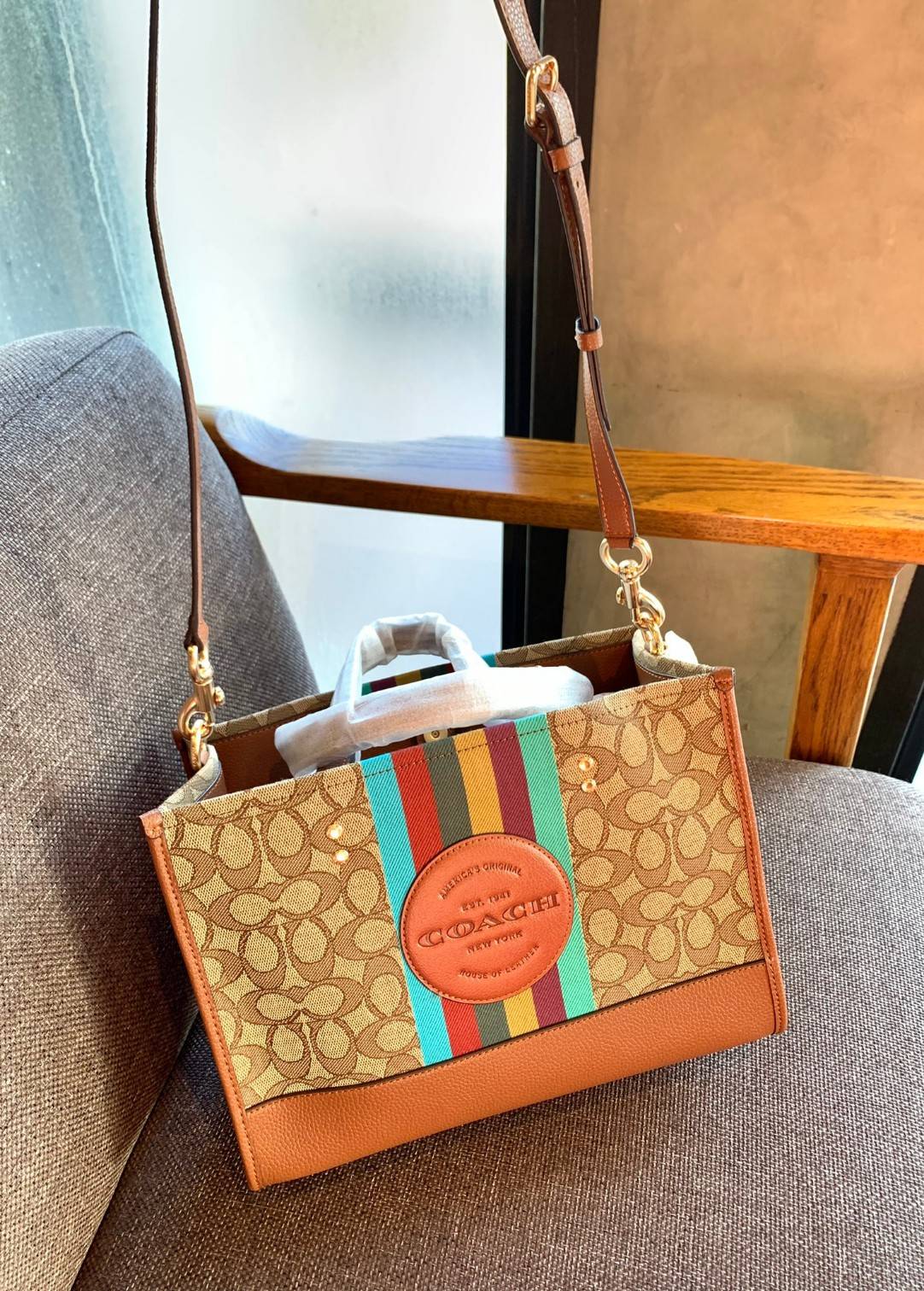 สวยๆอย่างนี้อดใจยังไงไหว!! Coach Dempsey Carryall In Signature Jacquard With Stripe And Coach Patch ((C5794)) ✈️พร้อมส่งความสวย! คุณภาพจัดเต็มเลยค่ะ กระเป๋าทรงTote วัสดุ Jackquard+หนังแท้ ได้ลงตัวสวยงาม 🔺สีคอลเลคชั่นใหม่ล่าสุด! ด้านหน้ามีโล