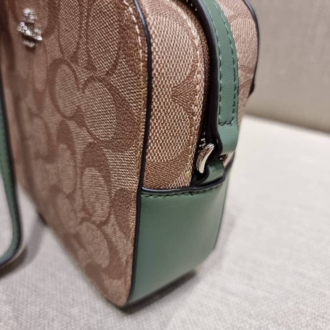 COACH 91677 MINI CAMERA BAG IN SIGNATURE CANVAS สีมาใหม่ รุ่นขายดีที่สุด!! กระเป๋าสะพายข้างไซส์มินิ คลาสสิคอยู่ทรง อะไหลเงินเรียบหรู วัสดุหนังแคนวาสเคลือบลาย เปิด-ปิดด้วยซิป สายสะพายปรับได้ตามตัว ใบนี้แมทช์ได้ทุกลุค ใช้เป็น everyday bag ได้สบายๆเลยจ้า &#x