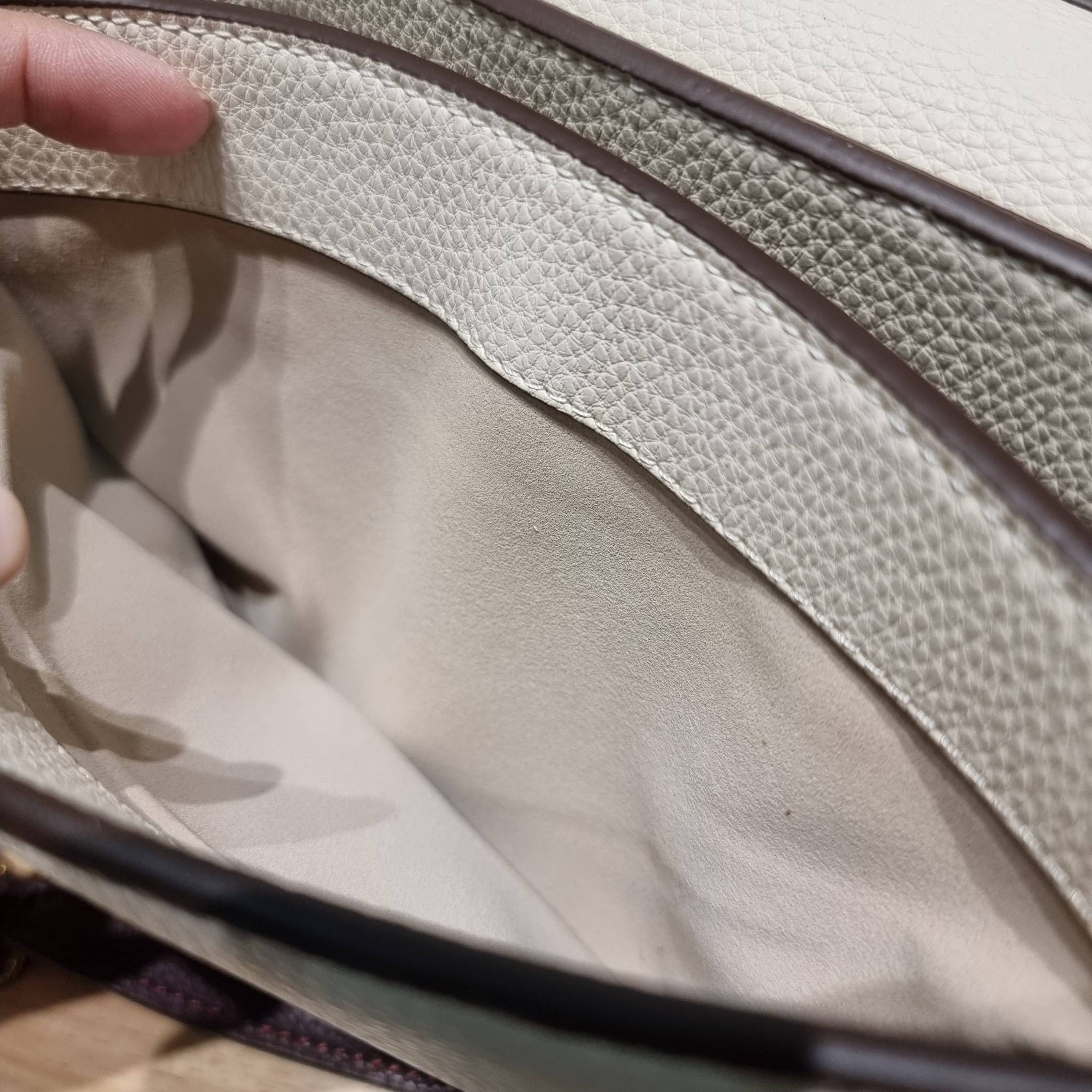 TORY BURCH LIMITED-EDITION SHOULDER BAG รุ่นลิมิเต็ด กับกระเป๋าสะพายไหล่ทรงผู้ดี ที่ผลิตมาในจำนวนจำกัด โดดเด่นด้วยอะไหล่ทองคลาสสิคหรูหรา