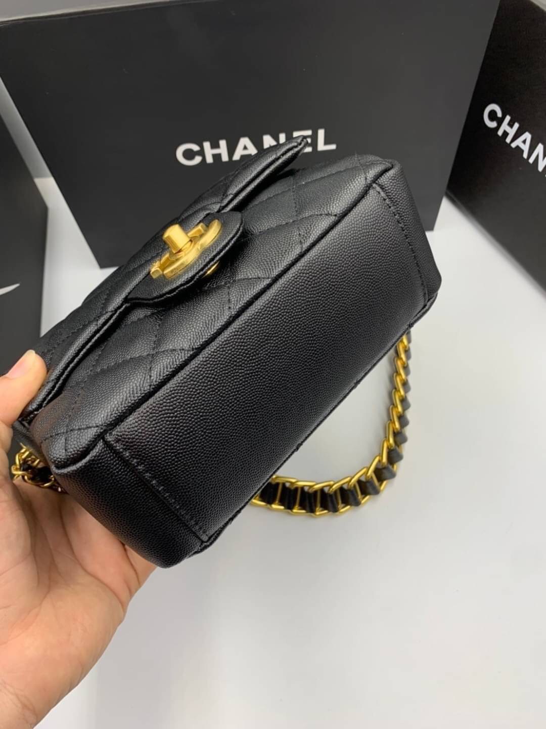 หนังแท้ VIP GIFT CHANEL Small Black Quilted Caviar Classic Flap Coin Charm Soul Chain คอลเลคชั่นใหม่ล่าสุดเลยค่ะ สายสะพายเก๋มาก ห้อย charm วงกลมสีทอง หนังคาเวียสีดำขนาด 8.5” ใส่ iPhone ได้ทุกรุ่นใส่ได้สบายๆ เลยค่ะ รุ่นใหม่เริ่ดมากจ้า