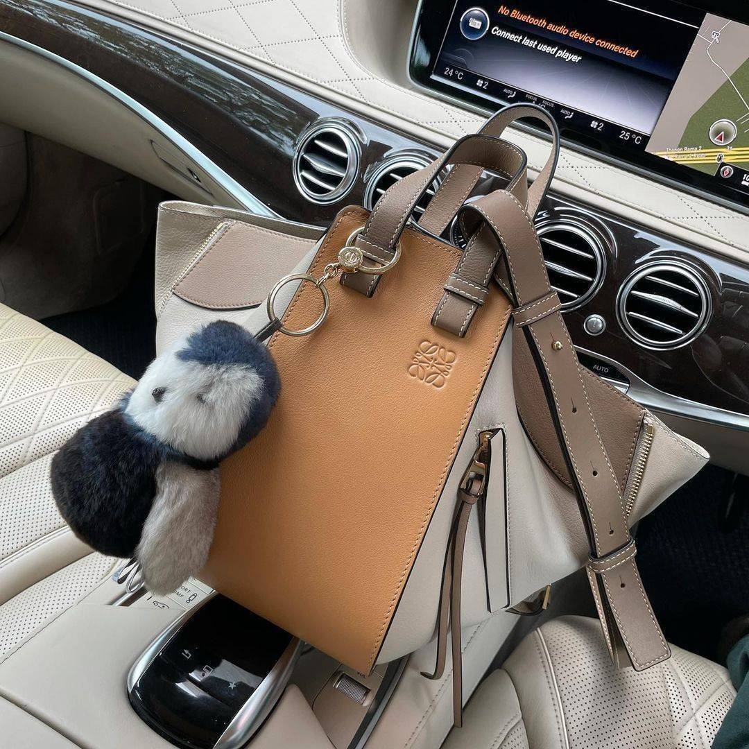 LOEWE HANDLE & SHOULDER BAG GIFT WITH PURCHASE GWP รุ่น Rare items สุดๆวัสดุหนังแท้ Calfskin หนังสวยดีไซน์มีเอกลักษณ์ ใบใหญ่กำลังดี น้ำหนักเบา สามารถปรับได้หลายทรง ด้านข้างมีซิปปรับขยายได้ ภายในโล่งกว้าง ใส่กระเป๋าสตางค์ กล้อง มือถือ ของใช้ได้เยอะ หูหิ้วห