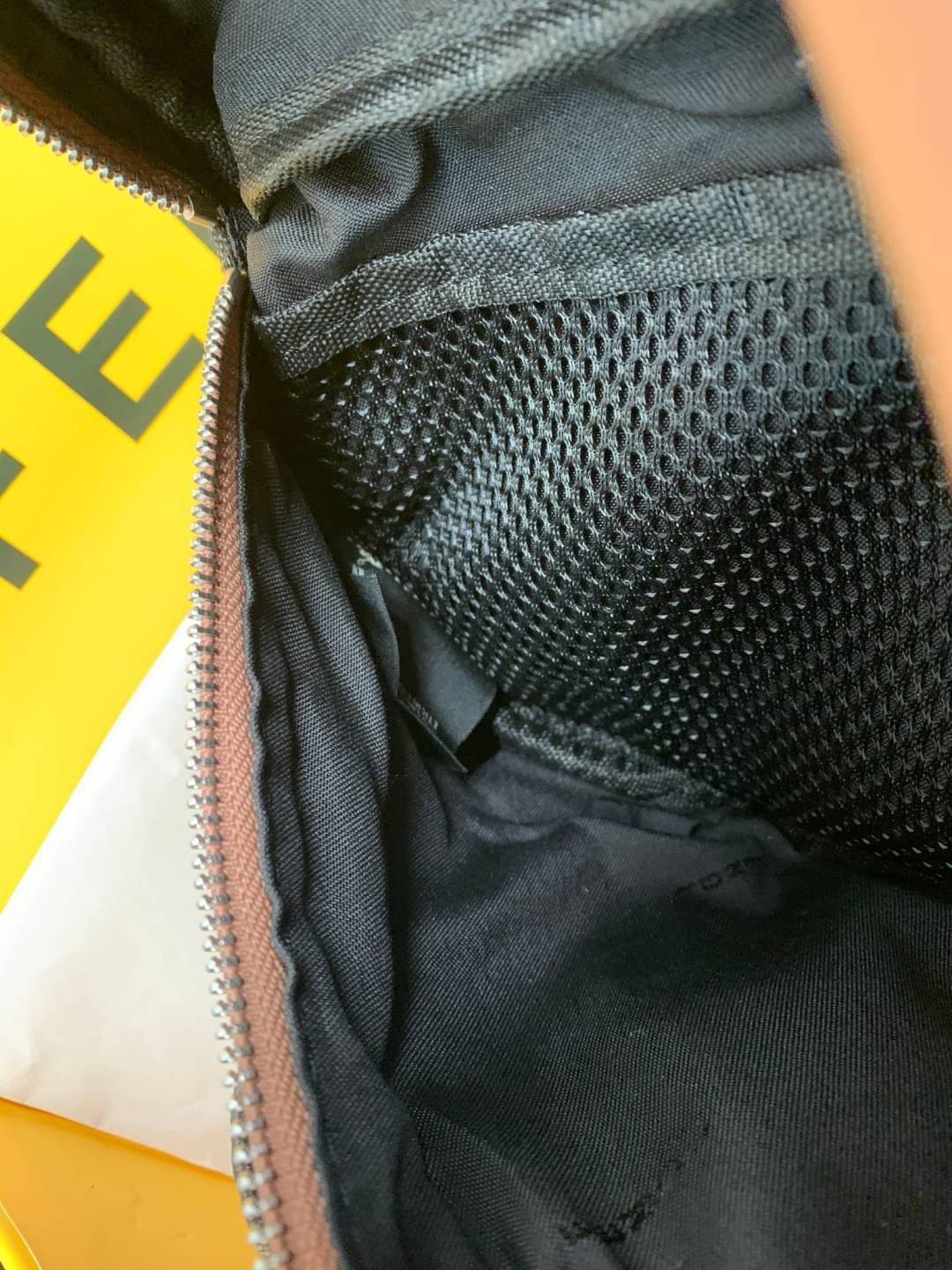 พรีเมี่ยมกิ๊ฟแท้ 100% 】หนังแท้ กระเป๋าสะพายคาดเอว Fendi striped belt bag