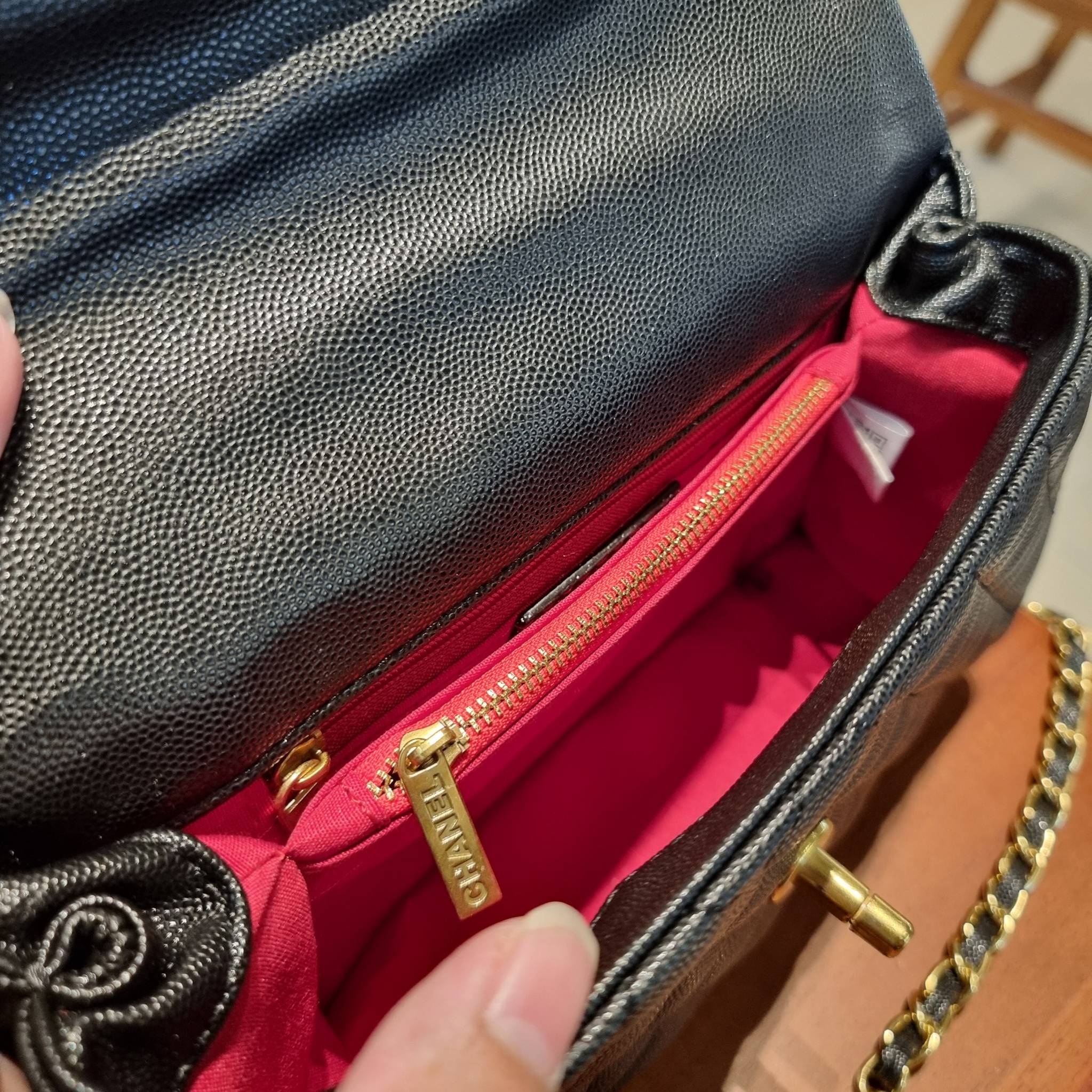 VIP 】รุ่นยอดฮิตตลอดกาล ไซส์กำลังสวย!! จากแบรนด์ Chanel กระเป๋าถือ/สะพาย หนังลายคาเวียร์ โลโก้เด่นชัด เปิด-ปิดกระเป๋าด้วยตัวบิดล็อค อะไหล่สีทองหรู ทรงสวยผู้ดี ภายในกระเป๋ามีช่องโล่งกว้างจุของได้พอสมควร มีช่องซิปแบ่งสัดส่วน ด้านหลังมีช่องเก็บของจุกจิกอีก 1 