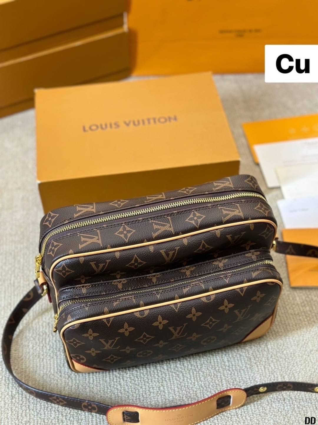 LV Nile Crossbody Monogram Canvas Bag กระเป๋าทรงแมสเซ็นเจอร์วินเทจใบใหญ่ unisex bag ใช้ได้ทั้งชายหญิง จุของได้เยอะ พิมพ์ลายโมโนแกรมคมชัดสวยงาม