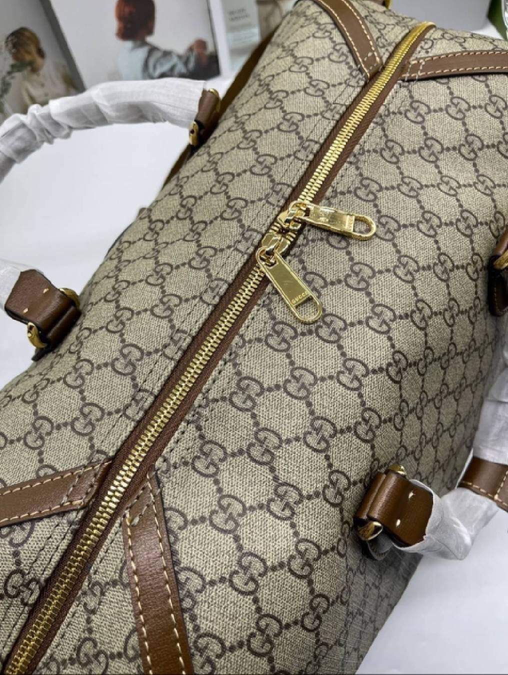 GUCCI Duffle bag with Interlocking G เกรดออริจินอล กระเป๋าใบใหญ่จุใจ 16" ใส่สัมภาระขึ้นเครื่องเดินทางได้ ใส่เสื้อผ้า รองเท้า เอกสาร A4 iPad Notebookได้ หูจับแข็งแรง สายสะพายยาวถอดออกได้ สะพายไหล่หรือ Crossbody ก็ดูดี ใช้ได้ทั้งชายหญิง ภาพถ่ายสินค้าจร