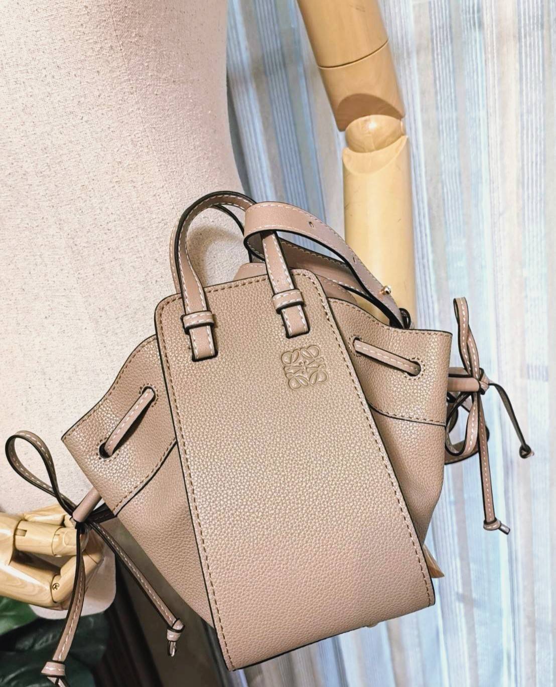 LOEWE HANDLE & SHOULDER BAG GIFT WITH PURCHASE (GWP) กระเป๋าถือหรือสะพายหนังแท้พรีเมี่ยมกิ๊ฟ Limited จาก LOEWE PERFUME DUTYFREE รุ่น Rare items สุดๆวัสดุหนังแท้ Calfskin หนังสวยดีไซน์คงเอกลักษณ์แบรนด์ สามารถปรับใช้ได้หลายทรงด้านข้างมีหูรูดปรับขยายทรงได้ภา