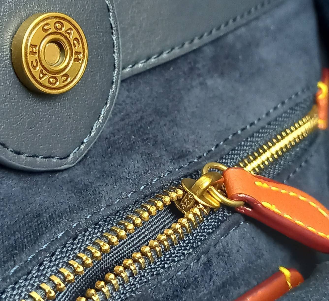 ใบนี้ ช่วยให้ชีวิตง่ายขึ้นเยอะเลย🌈🌺>>COACH FIELD TOTE 22 IN SIGNATURE JACQUARD(COACH C3865) 🍁กระเป๋าถือ สะพาย รุ่น Unisex ใช้ได้ทุกเพศวัย ขนาดเหมาะต่อการใช้งานในแต่ละวันมากๆ //วัสดุ jacquard ลาย signature ตกแต่งดีเทลด้วยหนังแ