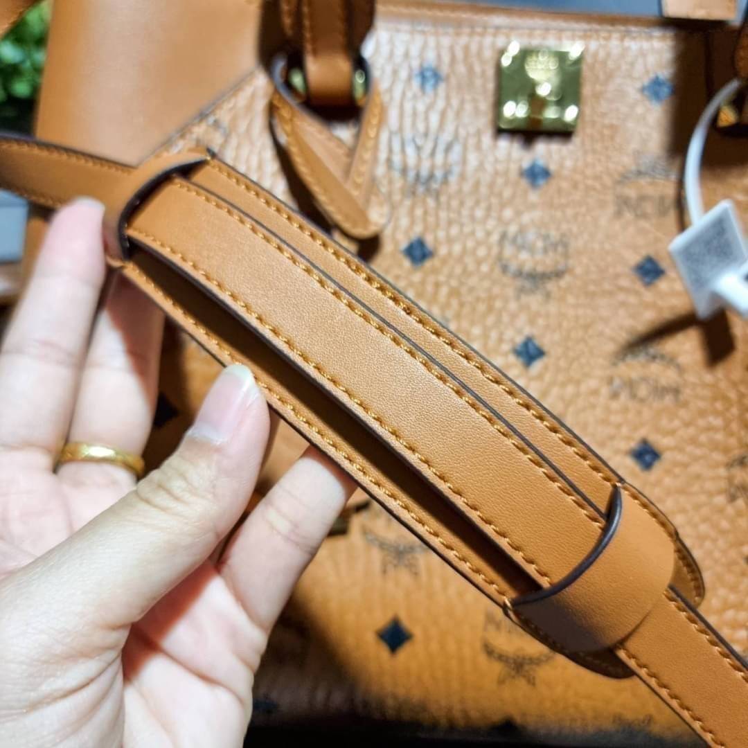 M.C.M ESSENTIAL TOTE IN VISETOS ความจุใจมาพร้อมเสิร์ฟแล้วจ้า ใครที่มองหากระเป๋าทรงโท้ทจุๆ ต้องใบนี้เลย!! กระเป๋าสะพายไหล่/ข้าง ดีไซน์ทรงสวยน่าใช้ วัสดุหนังแคนวาสสลับหนังแท้ ปากกระเป๋ามีตัวบิดล็อคแน่นหนากันของหล่นออกจากกระเป๋า ภายในโล่งกว้าง แบ่งสัดส่วนอย่