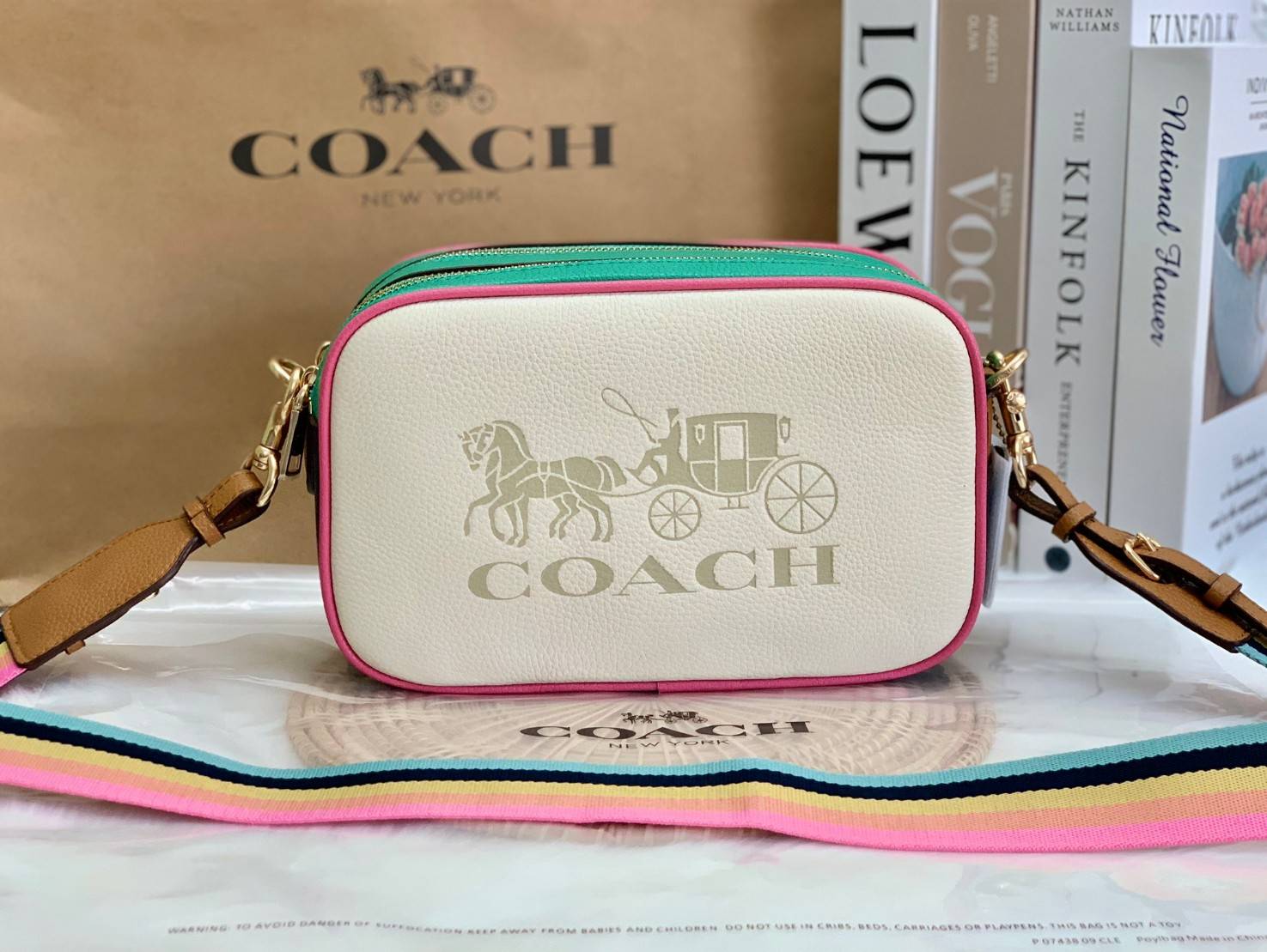 COACH JES CROSSBODY IN COLORBLOCK((72704)) พร้อมส่งอีกครั้ง ห้ามพลาดก่อนหมดค่ะ! กระเป๋าสะพายข้าง//หรือครอสบอดี้ร์ หนังแท้นิ่ม ลายหนังสวยงาม ด้านหน้ามีโลโก้แบรนด์แบบรถม้าเก๋ไก๋ค่ะ มี2ช่องซิปหลักให้ใส่ของ;สามารถใส่กระเป๋าเงินใบยาวได้;ของอื่นๆได้หลายอย่างเลย