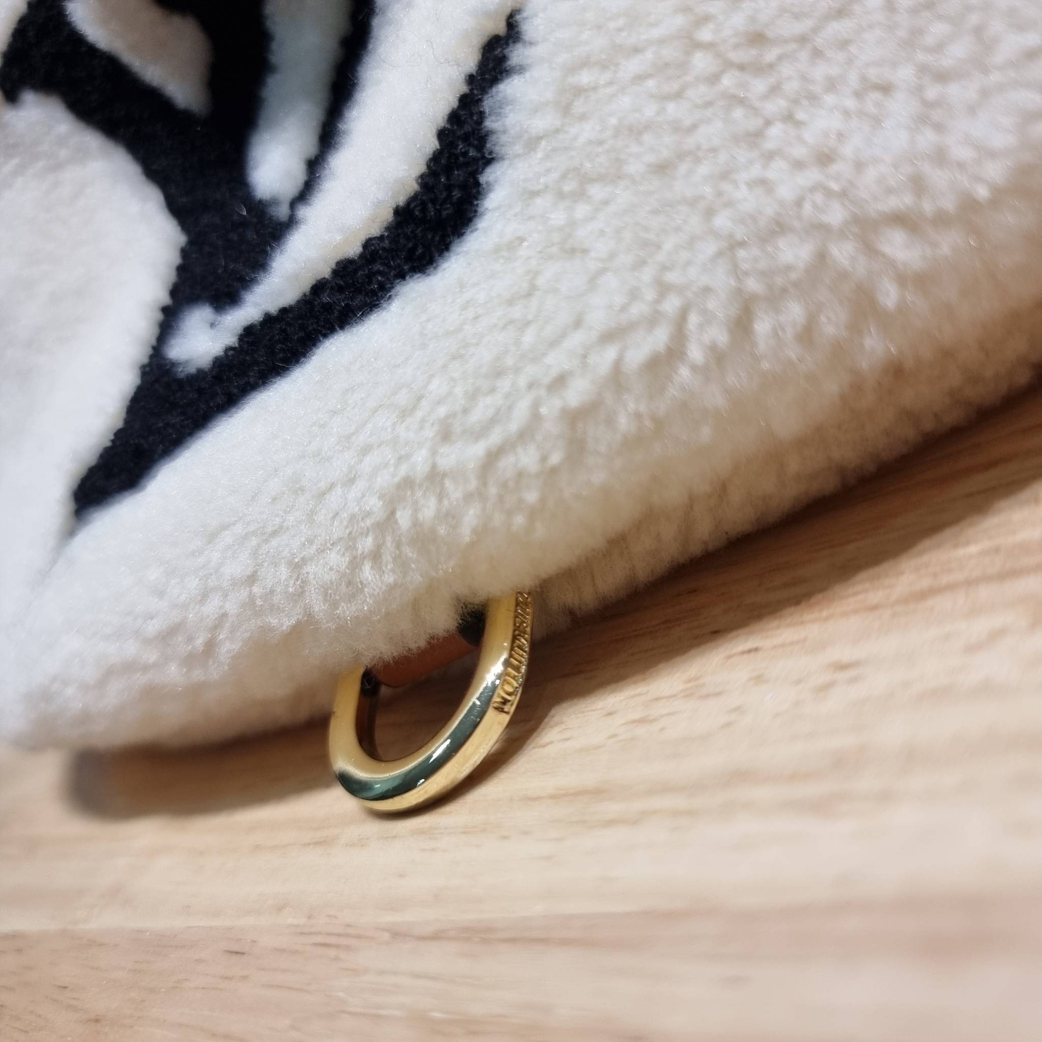 LV BUM BAG MONOGRAM TEDDY FLEECE / LV Teddy Limited Edition Bumbag ไอเท็มที่ต้องมี กับกระเป๋าคาดอก ดีไซน์เอกลักษณ์ โดดเด่นด้วยจัมโบ้ฟ้อนท์สีตัดกับตัวกระเป๋า เปิด-ปิดด้วยซิป ภายในเป็นช่องโล่ง โดยตัวกระเป๋าจะมีหูจับในตัว และสายสะพายที่สามารถปรับได้ตามตัว รุ