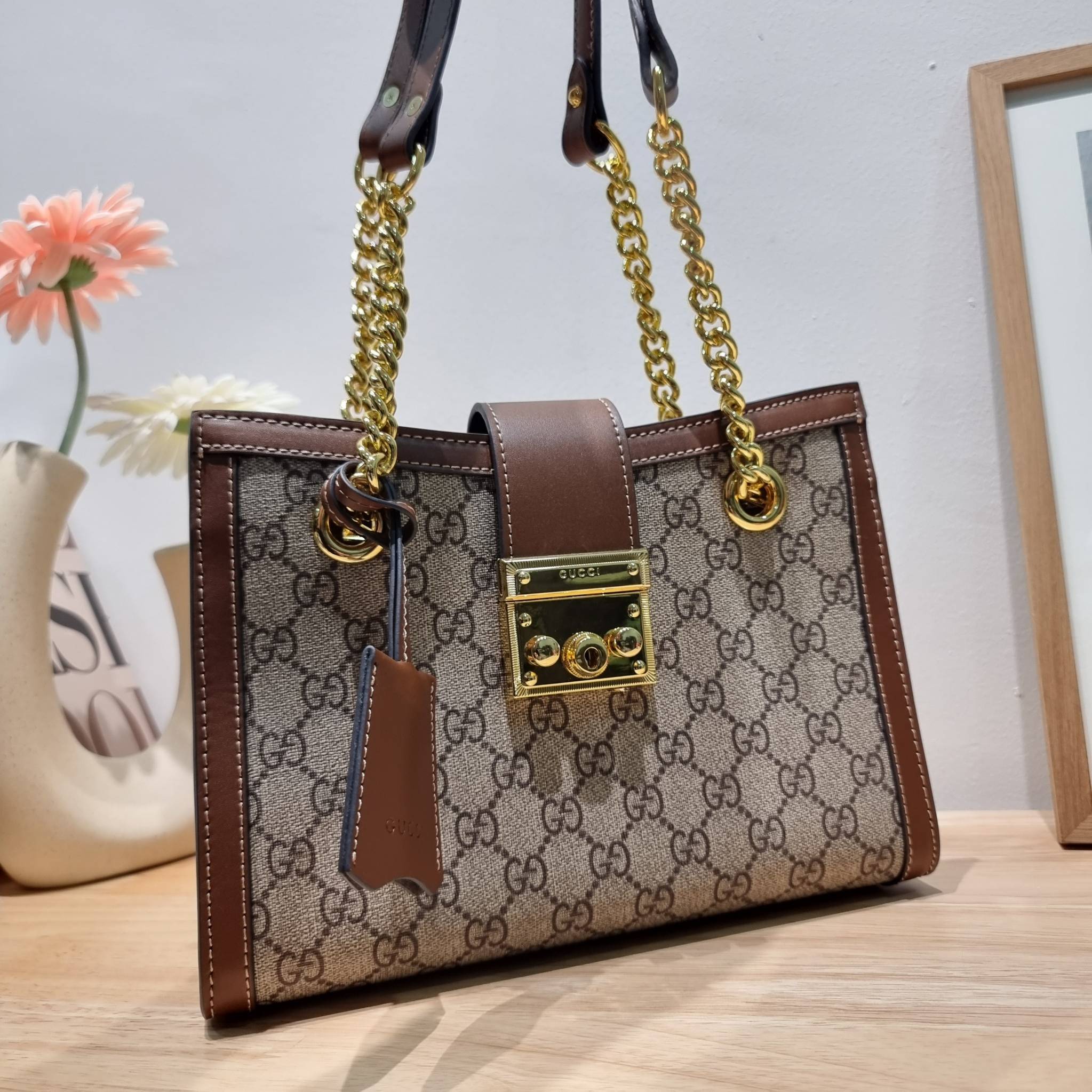 GUCCI padlock shoulder bag กระเป๋าสะพายไหล่ สวยผู้ดี ทรงดี ใช้งานง่าย วัสดุหนังแคนวาส ปากกระเป๋ามีแถบหนังคาดและอะไหล่กดล็อค โดดเด่นและเพิ่มความหรู