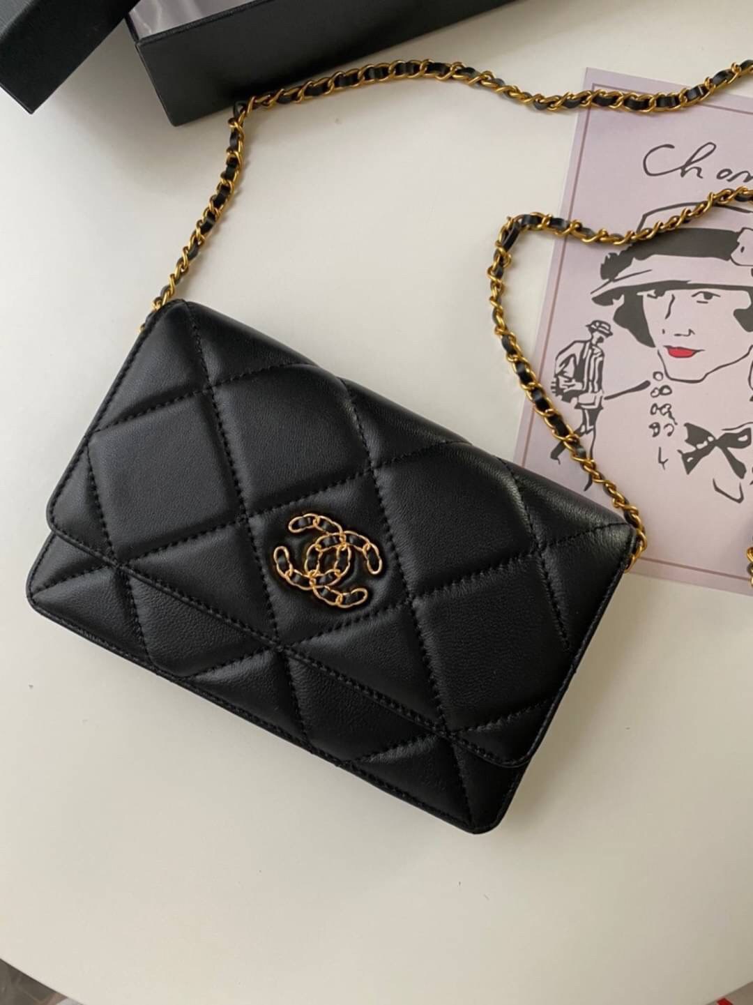 หนังแท้ VIP GIFT CHANEL classic shoulder crossbody bag วัสดุหนังเรียบเนียนสวยผู้ดีม๊ากกก งานอยู่ทรงคุณภาพดีตามแบบฉบับของแบรนด์ ขนาดกำลังดี น้ำหนักเบา ด้านหน้ามีโลโก้แบรนด์อะไหล่หรู มีช่องใส่บัตร ใส่ของจุกจิก เปิดปิดด้วยฝาปิดกระดุม งานตัวจริงสวยมากๆ ถูกใจร