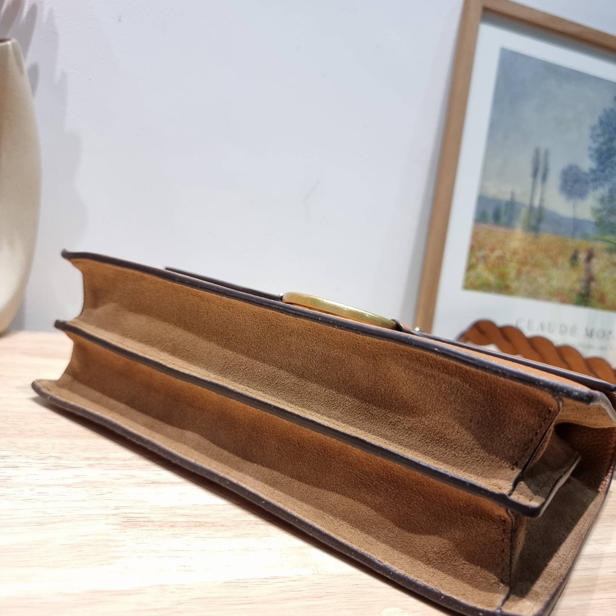 TORY BURCH MILLER SHOULDER BAG / Tory Burch Bag รุ่นยอดนิยม รุ่นหายาก รุ่นที่สาวๆตามหา ใบนี้เลย!! สวยหรู ผู้ดีทุกสี กระเป๋าสะพายไหล่ ดีไซน์อยู่ทรง คลาสสิคแฝงความหรูด้วยโลโก้สีทองอร่ามโดดเด่น