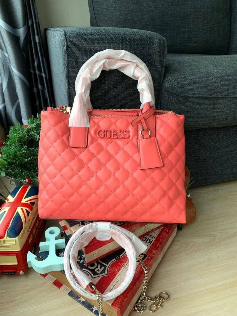 Guess Elliana Quilted-Look Handbag กระเป๋าสะพายรุ่นใหม่ล่าสุดจาก Guess วัสดุหนังนิ่มเรียบ แต่งลายตารางสวยดูมีดีเทล ขนาดกำลังดี น้ำหนักเบา ด้านหน้าประดับโลโก้แบรนด์แบบนูน มีช่องใส่ของหลายช่อง เปิดปิดด้วยกระดุมแม่เหล็กและช่องซิป ภายกว้างมีช่องใส่ของแยกเป็นส