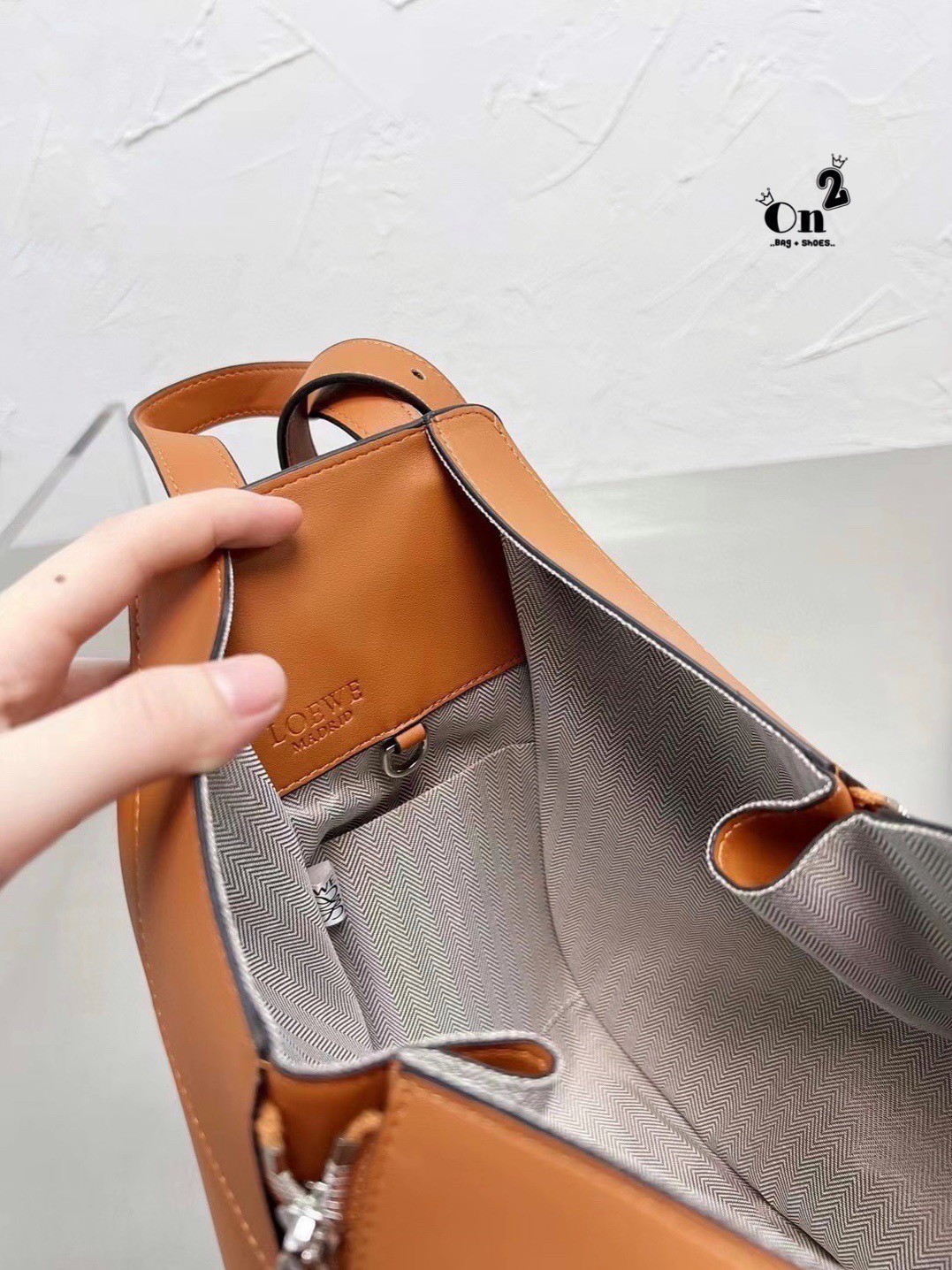Loewe Hammock Bag / Loewe Small Hammock Leather Bag กระเป๋าถือหรือสะพาย รุ่น Rare items สุดๆ หนังสวยดีไซน์มีเอกลักษณ์ ใบขนาดกำลังดี น้ำหนักเบา สามารถปรับได้หลายทรง ด้านข้างมีซิปปรับขยายได้ ภายในโล่งกว้าง ใส่กระเป๋าสตางค์ กล้อง มือถือ ของใช้ได้เยอะ หูหิ้วห