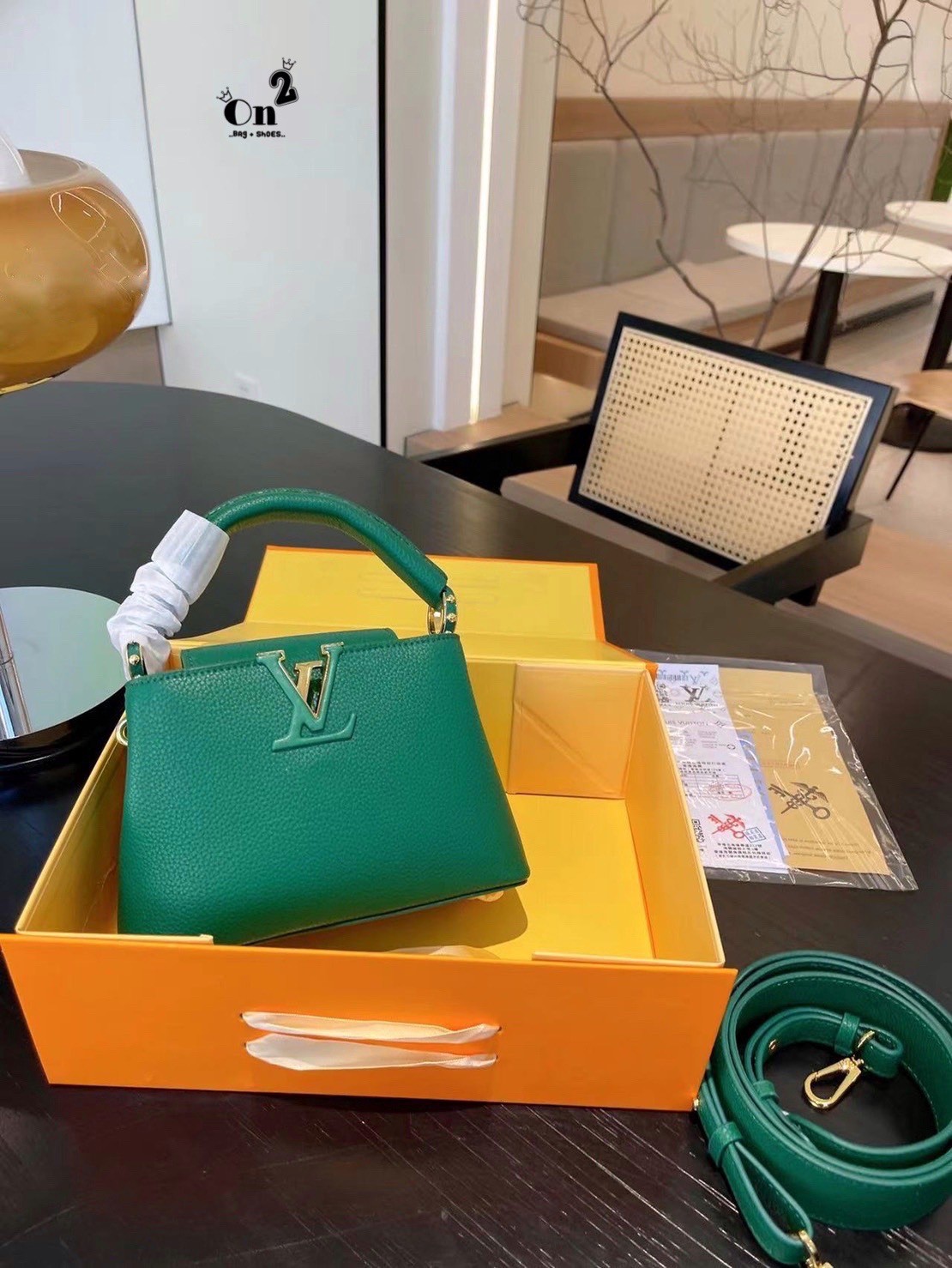 LV capucines top handle กระเป๋าถือสุดหรู ดีไซน์ทรงคลาสสิค อะไหล่สีทองปั้มทุกจุด มาพร้อมสายสะพายยาวงานจริงสวยทุกมุมเป๊ะปังมากค่ะ งานมาพร้อมหูจับในตัว ที่สุดของความสวยในราคาเบาๆ ด้วยรูปทรงวินเทจและวัสดุหนังลูกวัวสังเคราะห์ สัมผัสดี ขับผิว ทำให้ไอเท็มนี้สะกด