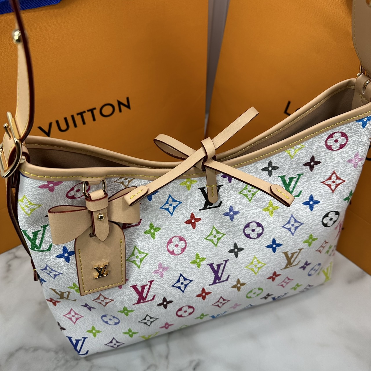 LV x TM CarryAll PM bag Murakami กระเป๋าทรงโท้ทแครี่ออลสุดคลาสสิกแต่งแต้มดีเทลเปี่ยมชีวิตชีวาจากคอลเลคชั่น LV x Murakami ด้วยลายโมโนแกรมสุดไอคอนิกเปี่ยมสีสันใหม่
