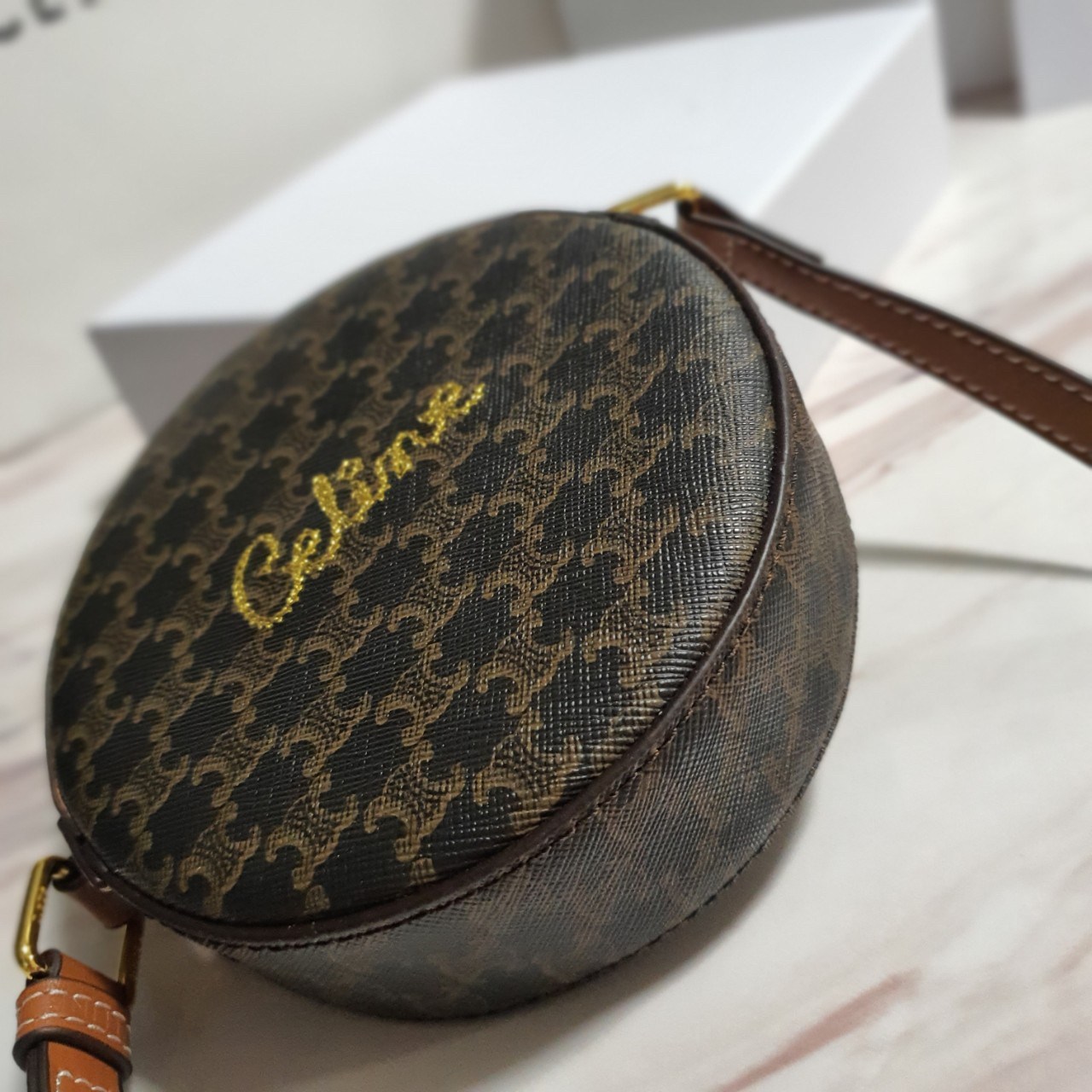 CELINE CROSSBODY BAG VIP GIFT WITH PURCHASE (GWP) พรีเมี่ยมกิ๊ฟ Limited Edition จาก PERFUME DUTYFREE COUNTER กระเป๋าทรงครอสบอดี้ ใบกลมเล็กน่ารัก วัสดุหนังทั้งใบ ตกแต่งด้วยโลโก้แบรนด์ปักเลื่อมด้านหน้า ด้านในเปิดปิดด้วยซิป มีช่องใส่ของจุกจิก ใส่ iphone(เล็ก