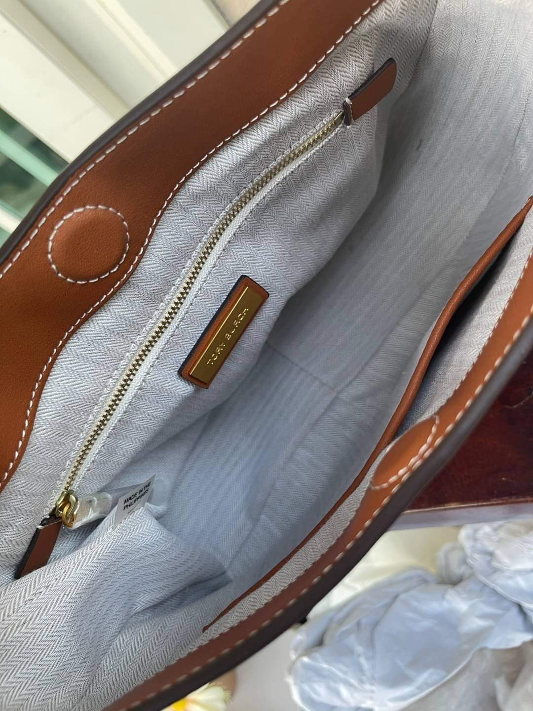 Tory burch miller metal-logo mini hobo bag มีกลิ่นอายสุดคลาสสิก ได้รับแรงบันดาลใจมาจากการขี่ม้า จึงได้ดีไซน์กระเป๋าออกมาในรูปแบบอานหลังม้าสุดเก๋ที่สามารถนำไปมิกซ์แอนด์แมทช์กับสไตล์การแต่งตัวได้หลายชนิด ไม่ว่าจะเป็นกับเดรสทรงยาวหรือกางเกงยีนแสนเท่ตัวโปรดขอ