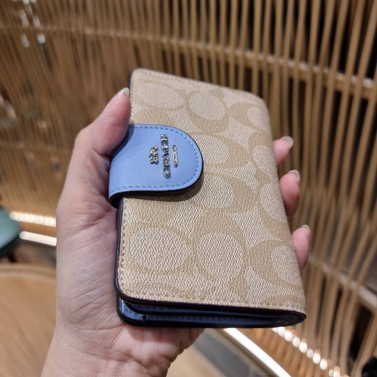 COACH C0082 MEDIUM CORNER ZIP WALLET IN SIGNATURE CANVAS ดีไซน์ใหม่ล่าสุด!! กระเป๋าสตางค์ใบกลาง 👛 ขนาดกำลังเหมาะมือ วัสดุหนังแคนวาสเคลือบลาย ดูแลรักษาง่าย มีช่องใส่บัตรและธนบัตรครบ และช่องซิปแยกไว้ใส่เหรียญ ครบเซ็ทแบบนี้เหมาะส่งต่อเป็นของขวัญที่สุ