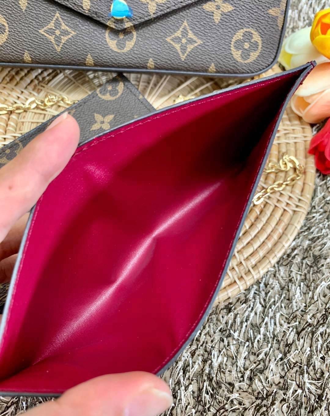 เน้นใช้งานได้จริงในชีวิตประจำวันค่ะ Louis vuitton felicie pochette พร้อมส่ง ซื้อ1ได้ถึง3!! มีไม่มาก หมดแล้วหมดเลยจ้าา! Premium gift จาก LV กระเป๋าสะพายข้างหรือถือแบบคลัทออกงาน หนังแกะแท้สวยงามค่ะ เปิดปิดกระเป๋าแบบกระดุม ภายในสามารถใส่มือถือได้ทุกรุ่น;พาสป