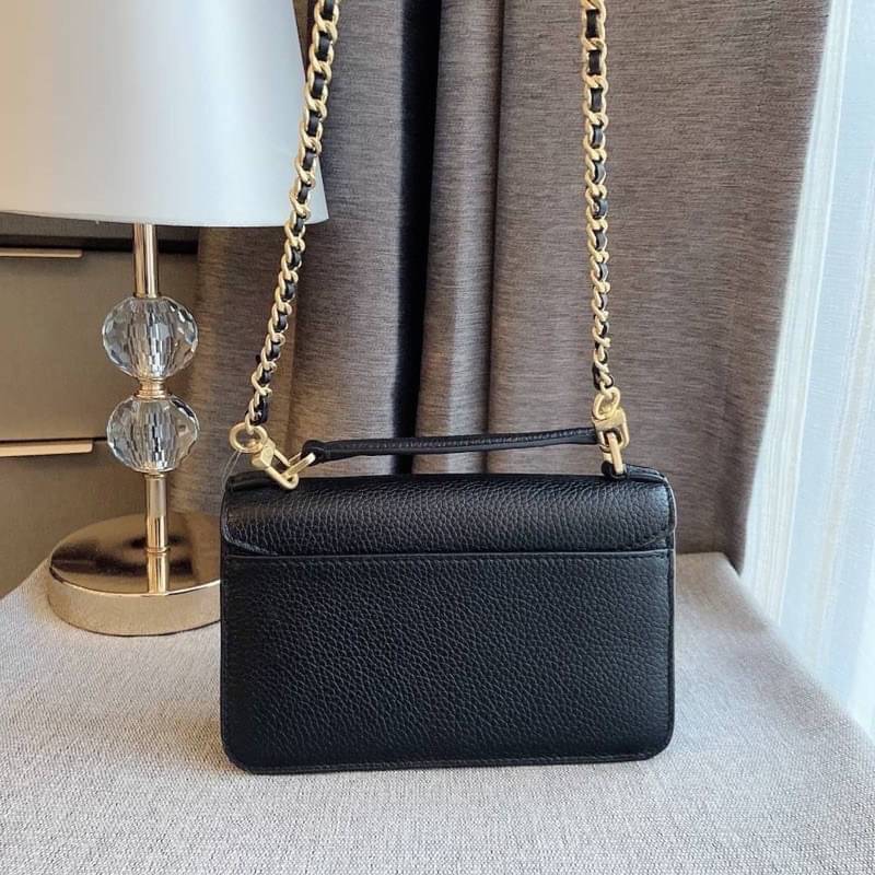 TORY BURCH BRITTEN MINI TOP HANDLE BAG พร้อมส่งที่ไทย กระเป๋าสะพาย Crossbody วัสดุหนังวัวแท้ การออกแบบเรียบง่าย ยังคงความหรูหราเอาไว้ มาพร้อมสายยาวโซ่อะไหล่ทองสลับหนัง ถอดออกได้ ตอบสนองการใช้งานได้ดี มีหูหิ้วด้านบนสามารถใช้งานได้ในหลายโอกาสค่ะ