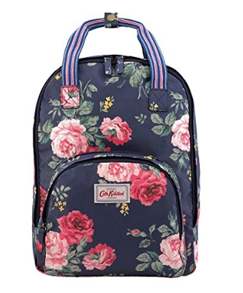 Cath Kidston Backpack Bag กระเป๋าสะพายสไตล์ vintage เป็นอีกรุ่นที่สาวๆ ถามถึงเยอะค่ะ วัสดุเป็น Canvas เคลือบ PVC กันน้ำ ทำความสะอาดง่าย น้ำหนักเบา เปิดปิดด้วยซิปรอบสะดวกใช้ ด้านหน้าประดับโลโก้ Cath Kidston พร้อมช่องซิปเล็กด้านนอกใส่กระเป๋าสตางค์ มือถือได้