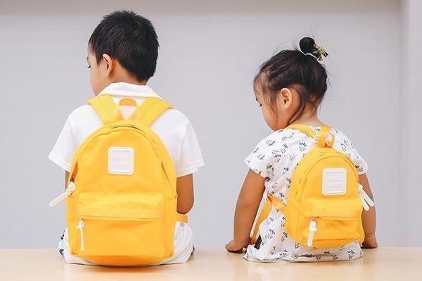 Cilocala backpack Size S กระเป๋าแบ็คแพ็คสีหวานที่ฮิตกันอย่างมากในหมู่วัยรุ่นญี่ปุ่นและฮ่องกง ด้วยสีหวานๆ โทนพาสเทล ดีไซน์น่ารัก ทันสมัย สำหรับสาวๆ ที่ชอบเก็บของกระจุกกระจิก เพราะมีช่องด้านในเป็นแยกเป็นสัดส่วน จะสะพายไปเรียนหรือแบ็คแพ็คไปเที่ยวได้หมดเลยค่า