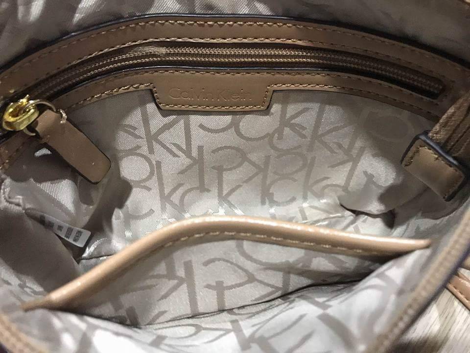 Calvin Klein Cross Body Bag กระเป๋าสะพายรุ่นใหม่ล่าสุดหนังสวย สกรีนลาย Signature แบรนด์รอบใบ ประดับโลโก้แบรนด์ สีทองด้านหน้า เปิดปิดด้วยซิป น้ำหนักเบา ภายใน โล่งกว้าง มีช่องใส่บัตร และช่องซิป ใส่ iphone+ ได้ มาพร้อมสายสะพายยาว ขนาดกำลังน่ารัก สะพายคล่องตั