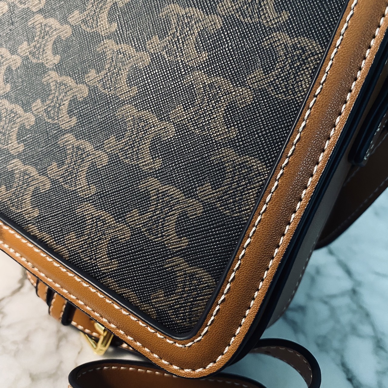 CELINE Teen Triomphe Bag 20cm กระเป๋าสะพายรุ่นยอดนิยม งานสวยอยู่ทรง ไม่มีไม่ได้เลยกับไอเท็มสุดคลาสสิค เนเชอรัลโทน ดูดี ดูแพง -- รับตัวแทนกระเป๋า