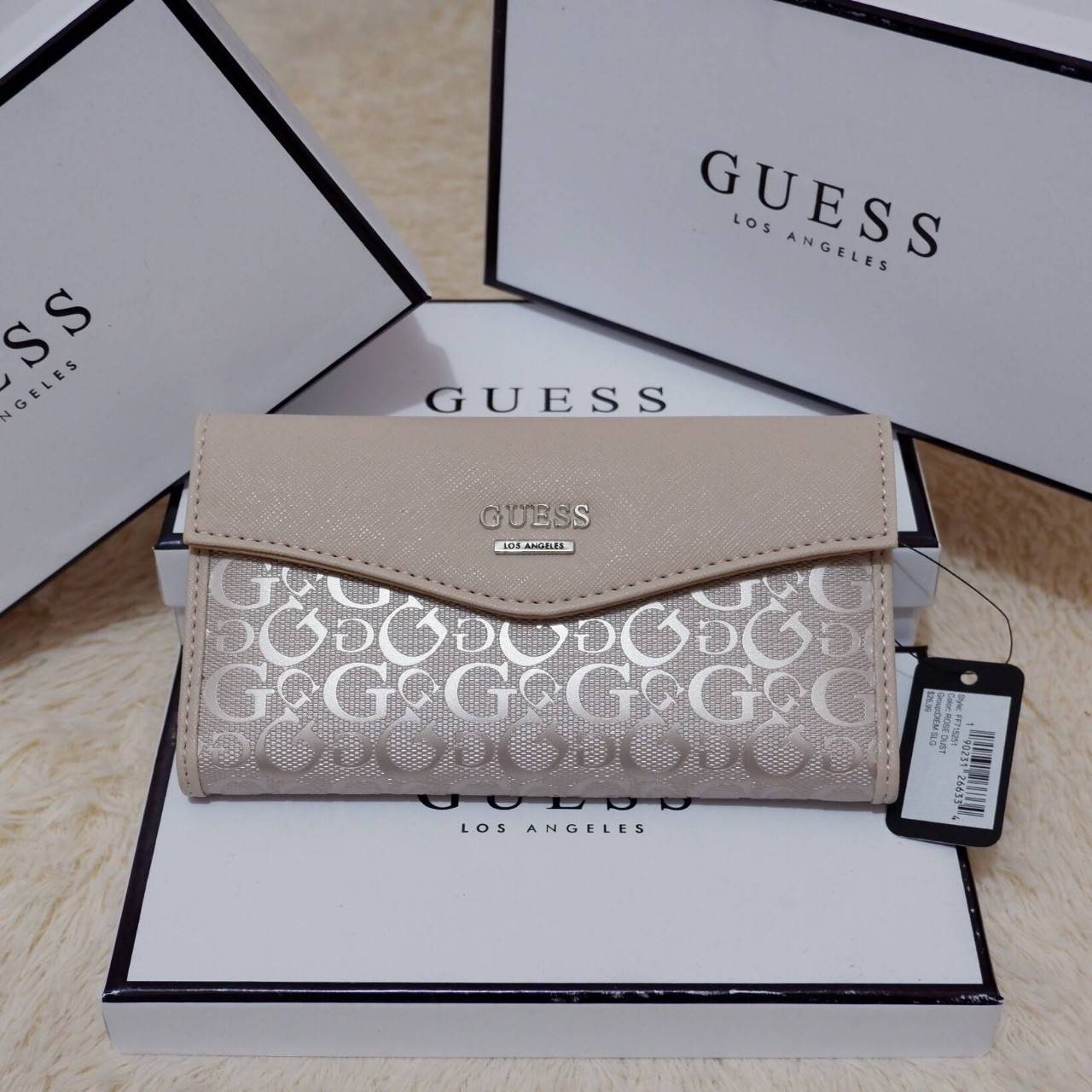 GUESS FACTORY WOMEN'S WALLET กระเป๋าสตางค์ใบยาว3พับดีไซน์สวยรุ่นใหม่ล่าสุดวัสดุหนังนิ่ม ปั๊มลายคมชัด ด้านหน้าประดับโลโก้แบรนด์สวย เปิดปิดด้วยฝาบนเปิด/ปิด ภายในมีทั้งช่องใส่รูป ช่องใส่ธนบัตร แบงก์พัน และช่องใส่บัตรหลายช่องแยกเป็นสัดส่วน ภาพถ่ายจากสินค