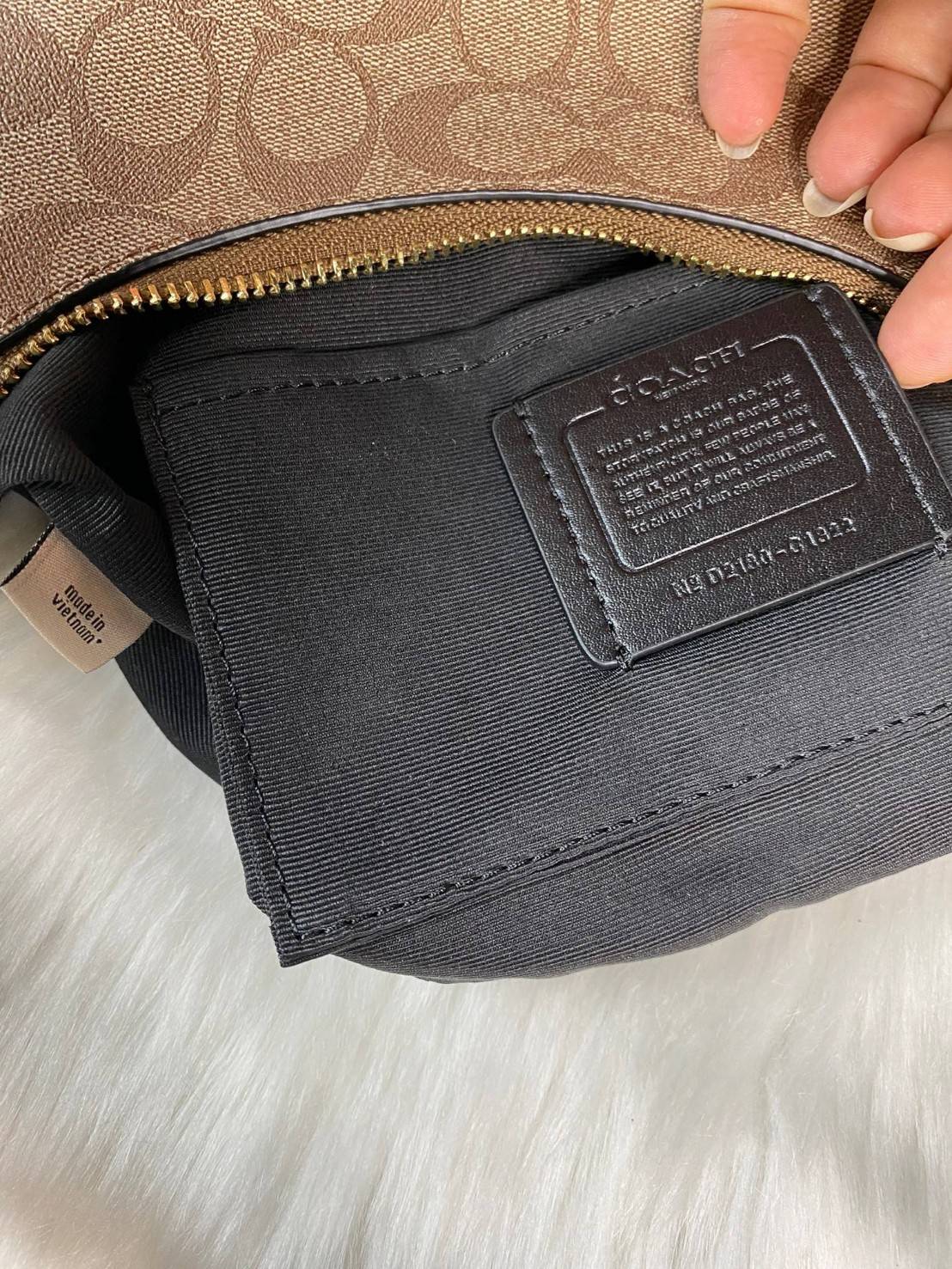 Coach Bailey Hobo With Whipstich Shoulder Bag (coachc1322) กระเป๋าcoach ทรงโค้งใช้แบบหิ้วหรือคล้องไหล่ก็ดูดี ใช้วัสดุหนังแท้ชั้นดี หนังสวยมากๆค่ะ ด้านหน้าใช้อะไหล่แบรนด์ตัวใหญ่ หรู ดูสะดุดตามีเดียว จุดเด่นตรงสายคือร้อยหนังเป็นสีเข้ากับตัวกระเป๋าได้สวยงาม 