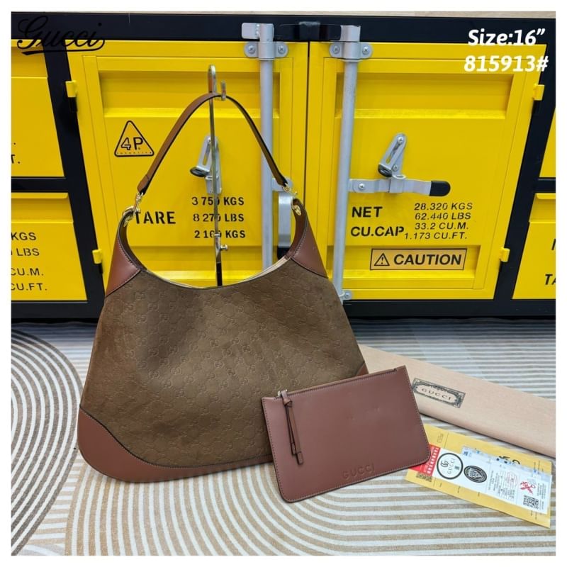 GUCCI B shoulder bag กระเป๋าสะพายไหล่รุ่นใหม่ล่าสุด ใบใหญ่จุของได้เยอะจุใจ เอาใจสายแบกแต่ยังคงความหรูมีสไตส์ในตัว ใช้ได้ทั้งชายหญิง ใบจริงสวยมาก คุ้มค่าที่สุด