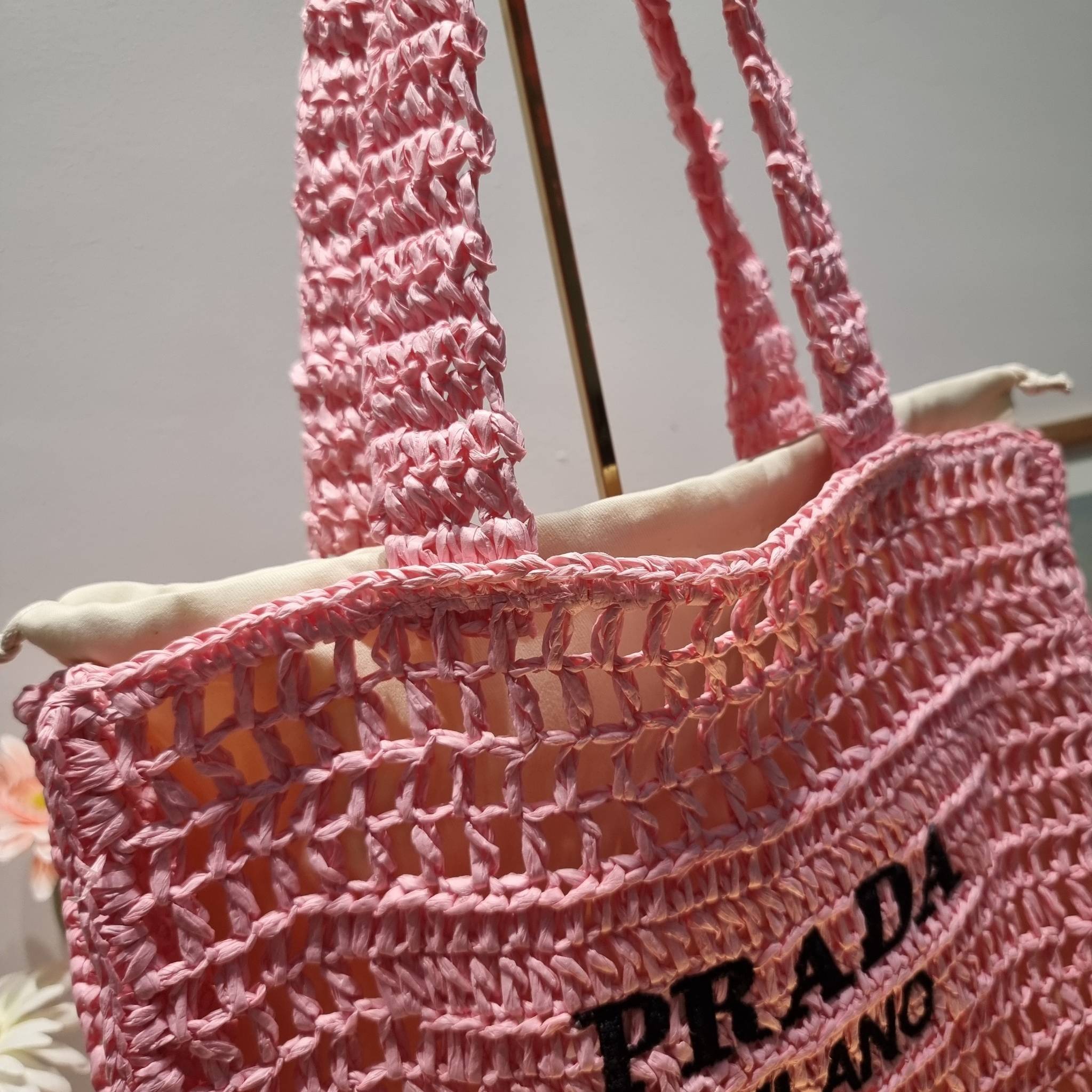 PRADA RAFFIA TOTE BAG สวยไม่ซ้ำใคร สไตล์บีช เหมาะมากกับการสะพายไปเที่ยวทะเล หรือจะใช้ในวันสบายๆก็ตอบโจทย์ กับกระเป๋าสะพายสานใบใหญ่ ตัวกระเป๋าเป็นวัสดุสังเคราห์จากธรรมชาติ