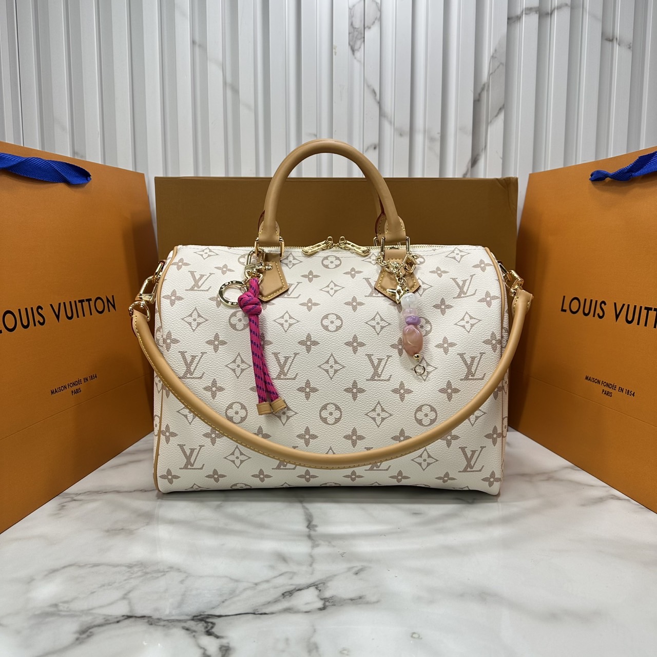 ORI หนังแท้ | LV Speedy Soft 30 Lucky Bag Monogram Dune/Pink กระเป๋าสะพายสปีดี้ทรงหมอน ทรงยอดนิยม สุดไอคอนิกดีไซน์ใหม่ แต่งแต้มสัมผัสเงางามดั่งอัญมณี ซับในสีชมพูพาสเทลตัดกัน โดดเด่นด้วยปมเชือกสีสันสดใส ตอกย้ำถึงความพิถีพิถันและใส่ใจในทุกรายละเอียด