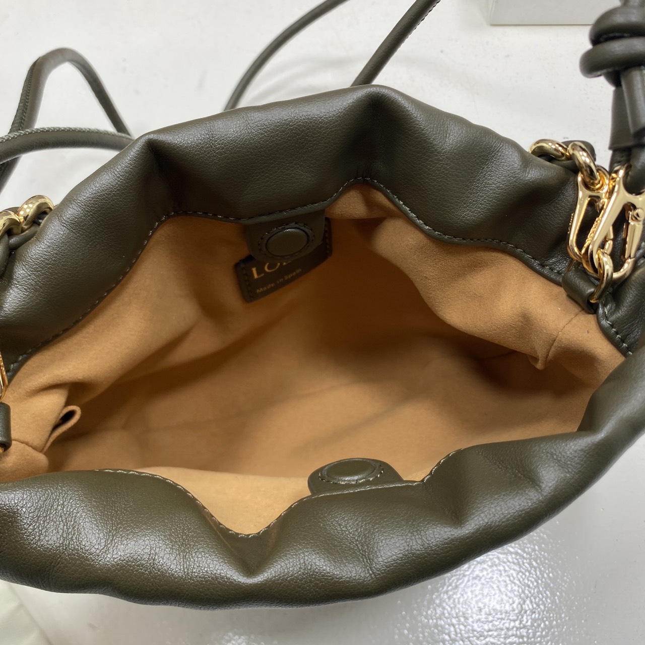 ORI หนังแท้ | LOEWE Mini Flamenco purse in mellow nappa leather / Loewe Bucket Bag กระเป๋าสะพายทรงบัคเก็ตไซส์มินิ หนังเรียบสวยหรู เรียบง่าย หนังแท้ผิวสัมผัสนุ่มมือ น้ำหนักเบาและนุ่มสบาย ดีไซน์จับจีบ เชือกผูกแบบปมโบราณ และสายโซ่รูปโดนัท